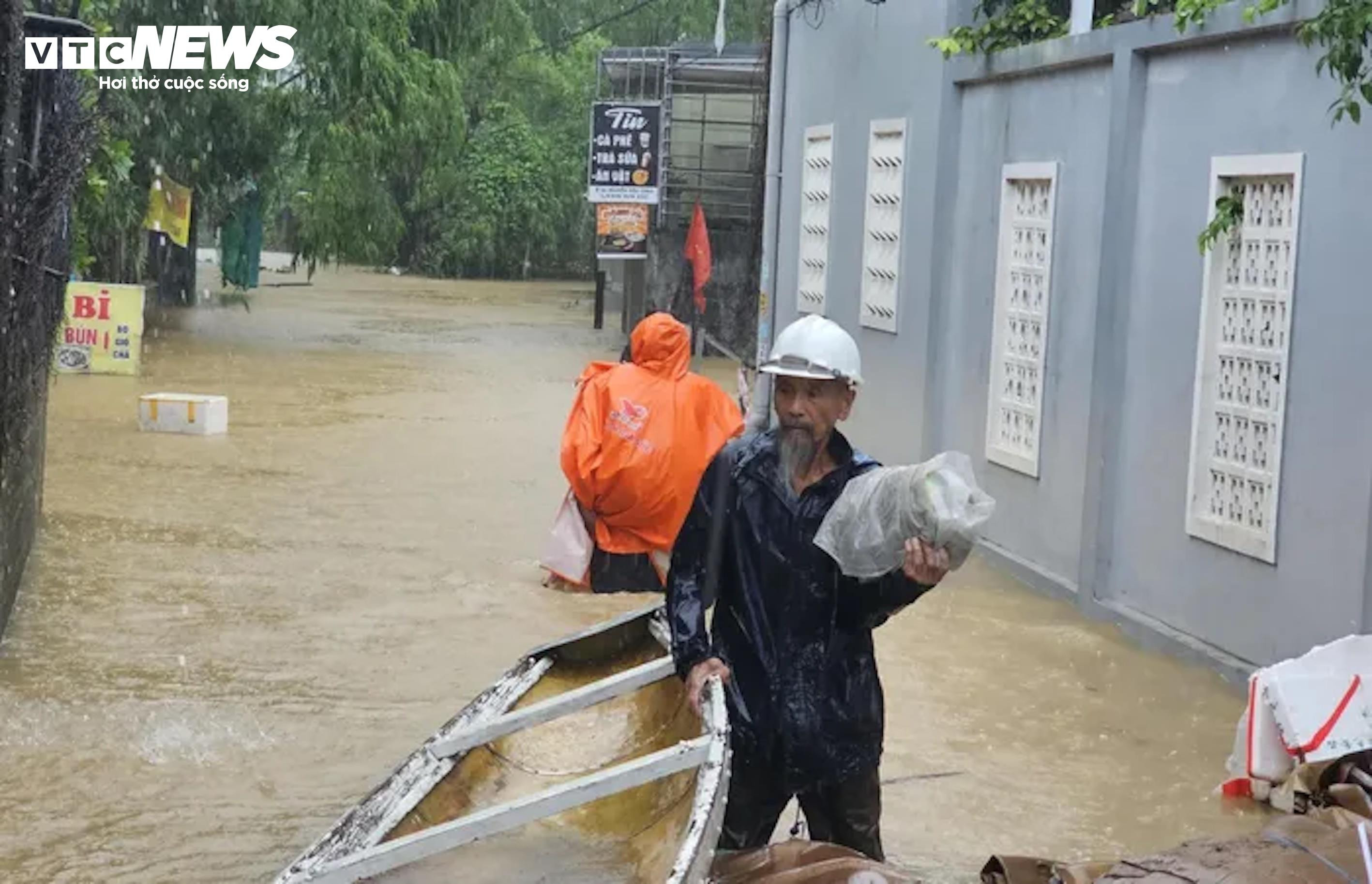 Nước lên nhanh, người dân dù chủ động phương án kê cao đồ đạc nhưng vẫn rất lo lắng, họ phải sử dụng ghe thuyền để đi lại