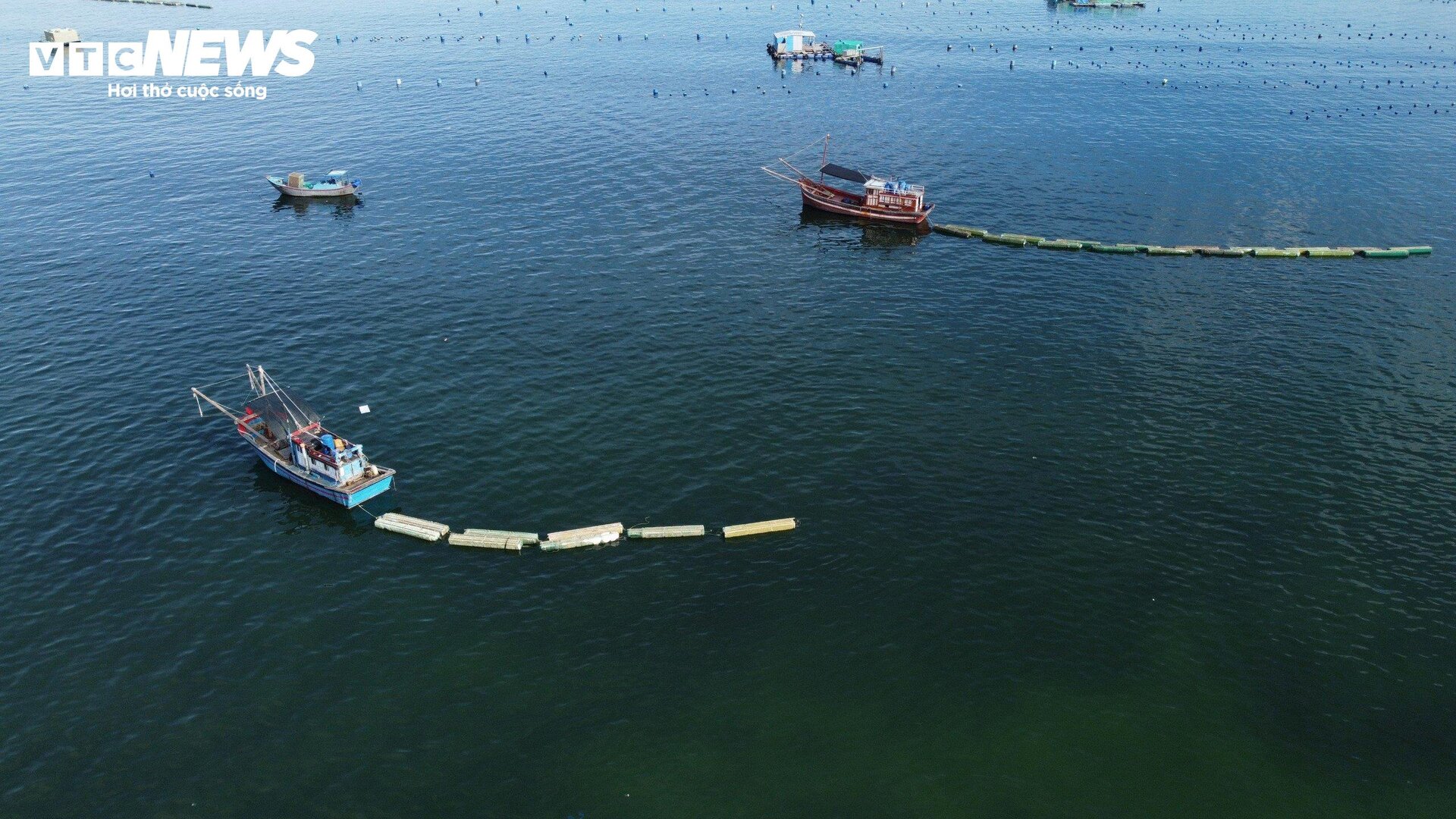 Nằm cách TP Nha Trang về phía nam khoảng 60 km, vùng biển ở thôn Bình Lập, xã Cam Lập từng là bãi biển trong xanh, nước trong vắt, nằm gần các đảo nổi tiếng như Bình Ba, Bình Hưng. Tuy nhiên, những năm gần đây, tình trạng ô nhiễm diễn ra nghiêm trọng khiến cuộc sống của người dân đảo lộn.