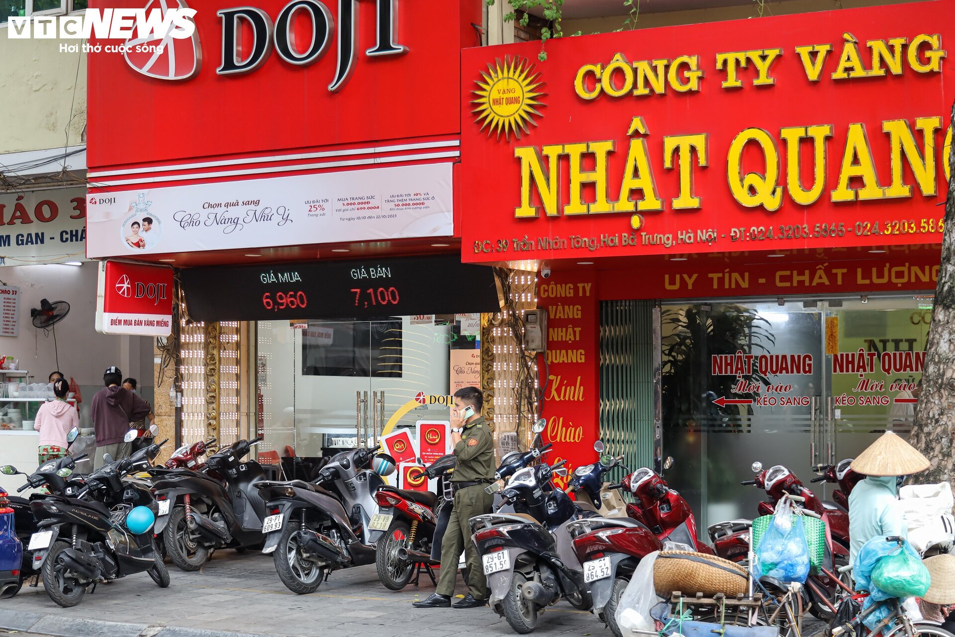 Hà Nội: Giá vàng đột biến 71 triệu đồng/lượng, thị trường nhộn nhịp khác thường - 10