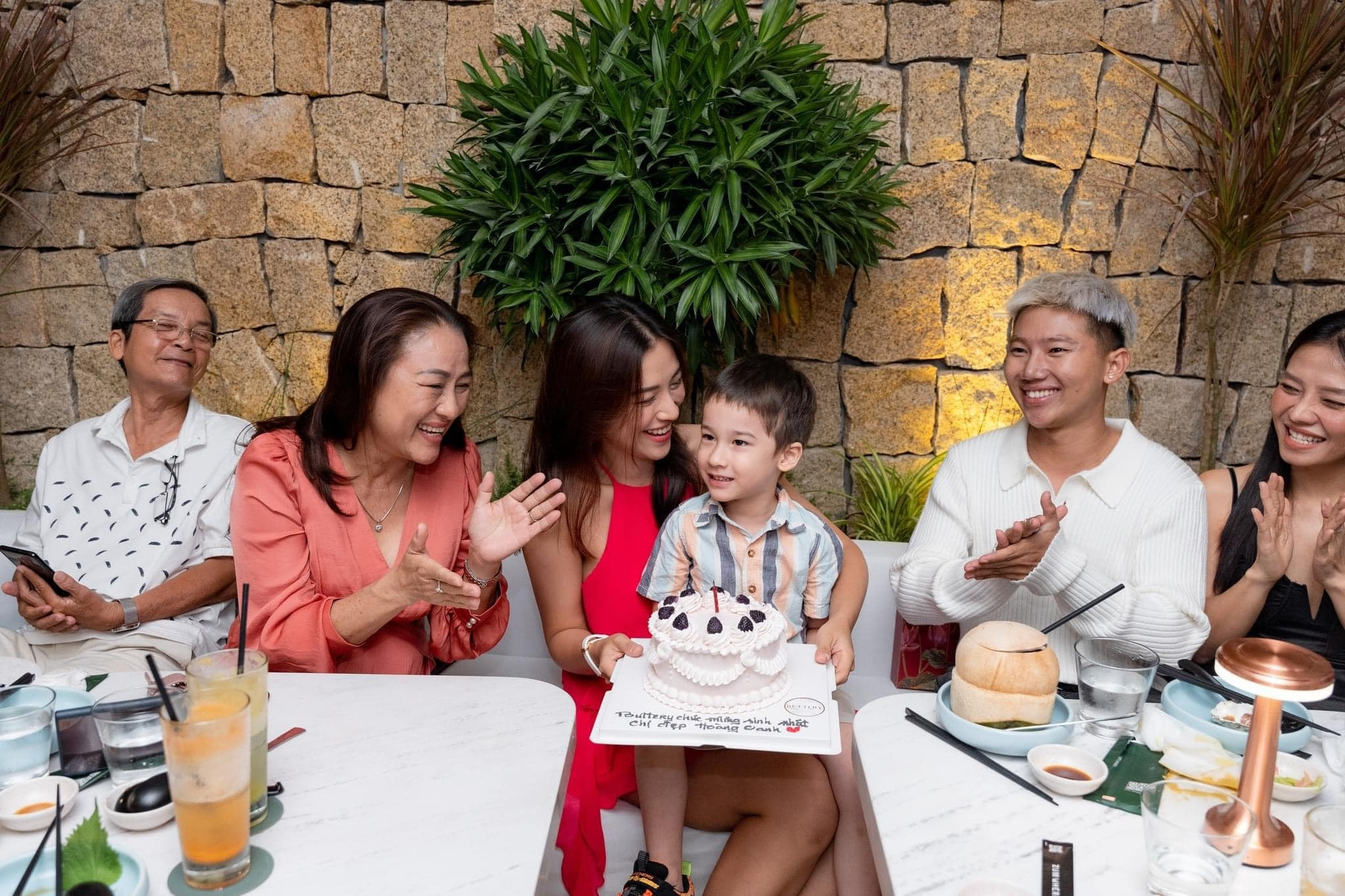 Sao Việt 16/10: Đỗ Mỹ Linh rạng ngời sau sinh, Cường Đô La viên mãn bên vợ con - 7