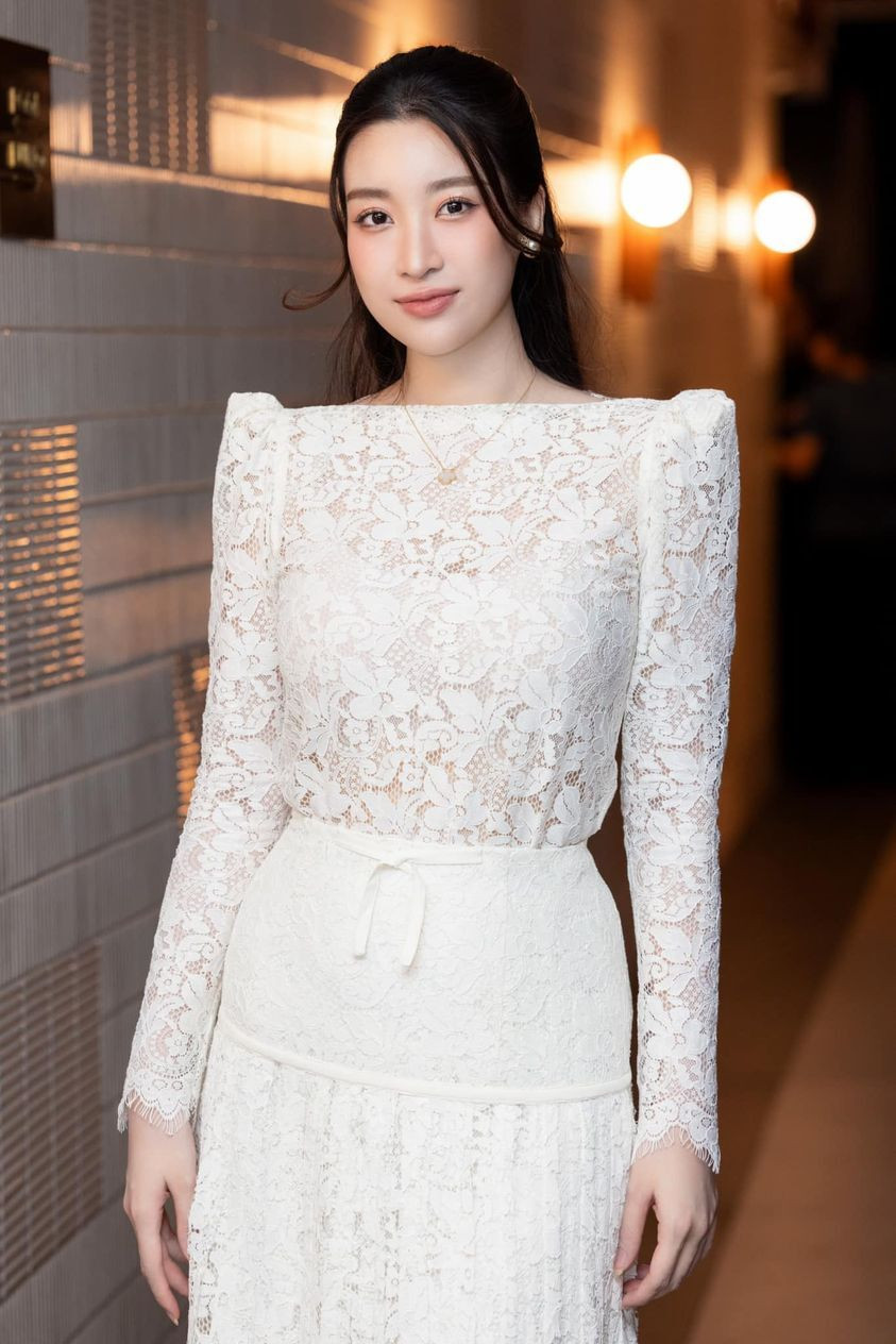 Sao Việt 16/10: Đỗ Mỹ Linh rạng ngời sau sinh, Cường Đô La viên mãn bên vợ con - 2