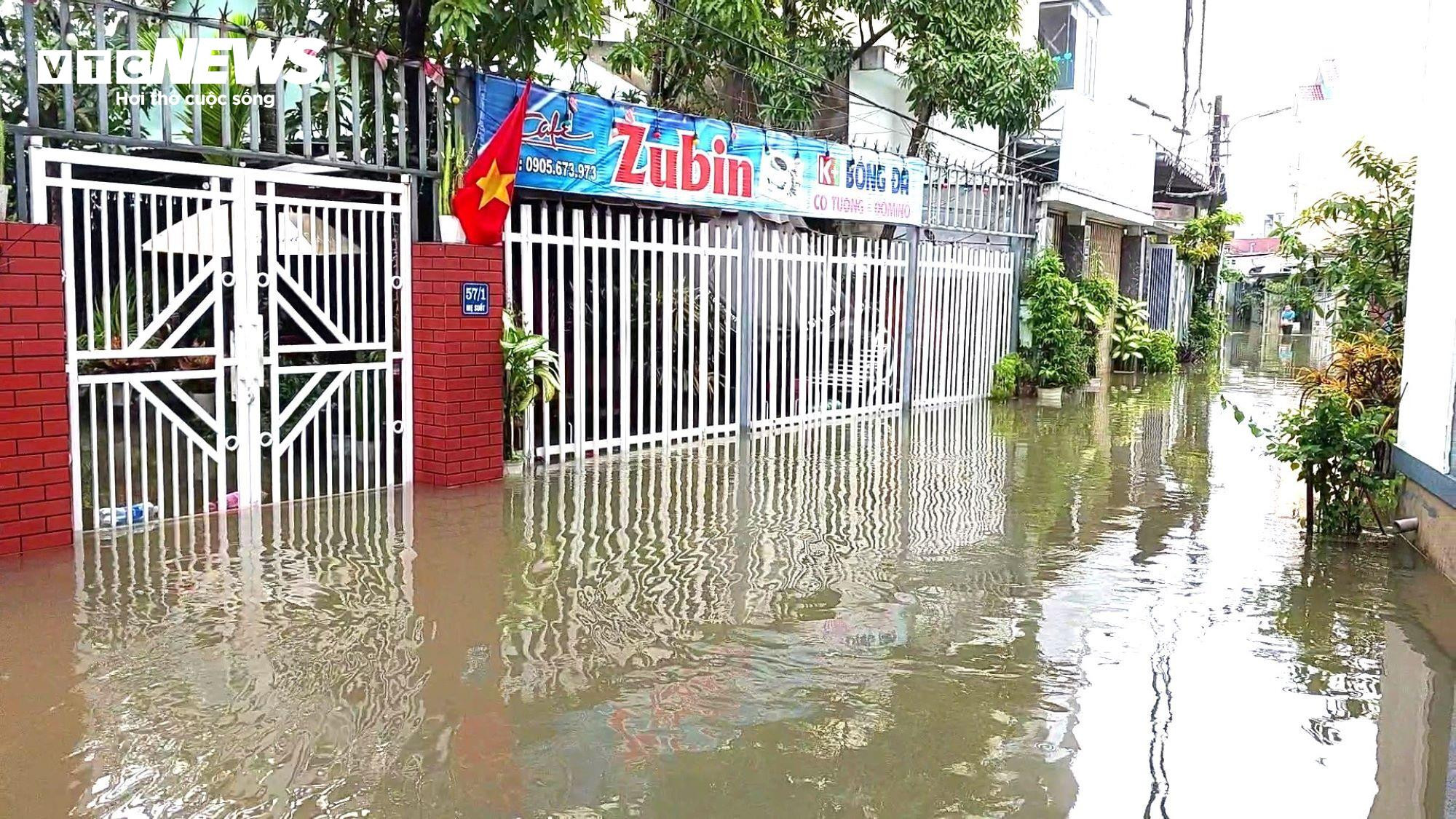 'Rốn lũ' Đà Nẵng vẫn chìm trong biển nước, dân đóng bè xốp bơi trên đường - 2
