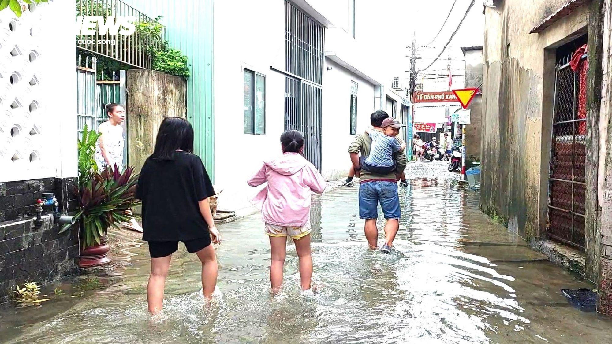 'Rốn lũ' Đà Nẵng vẫn chìm trong biển nước, dân đóng bè xốp bơi trên đường - 5