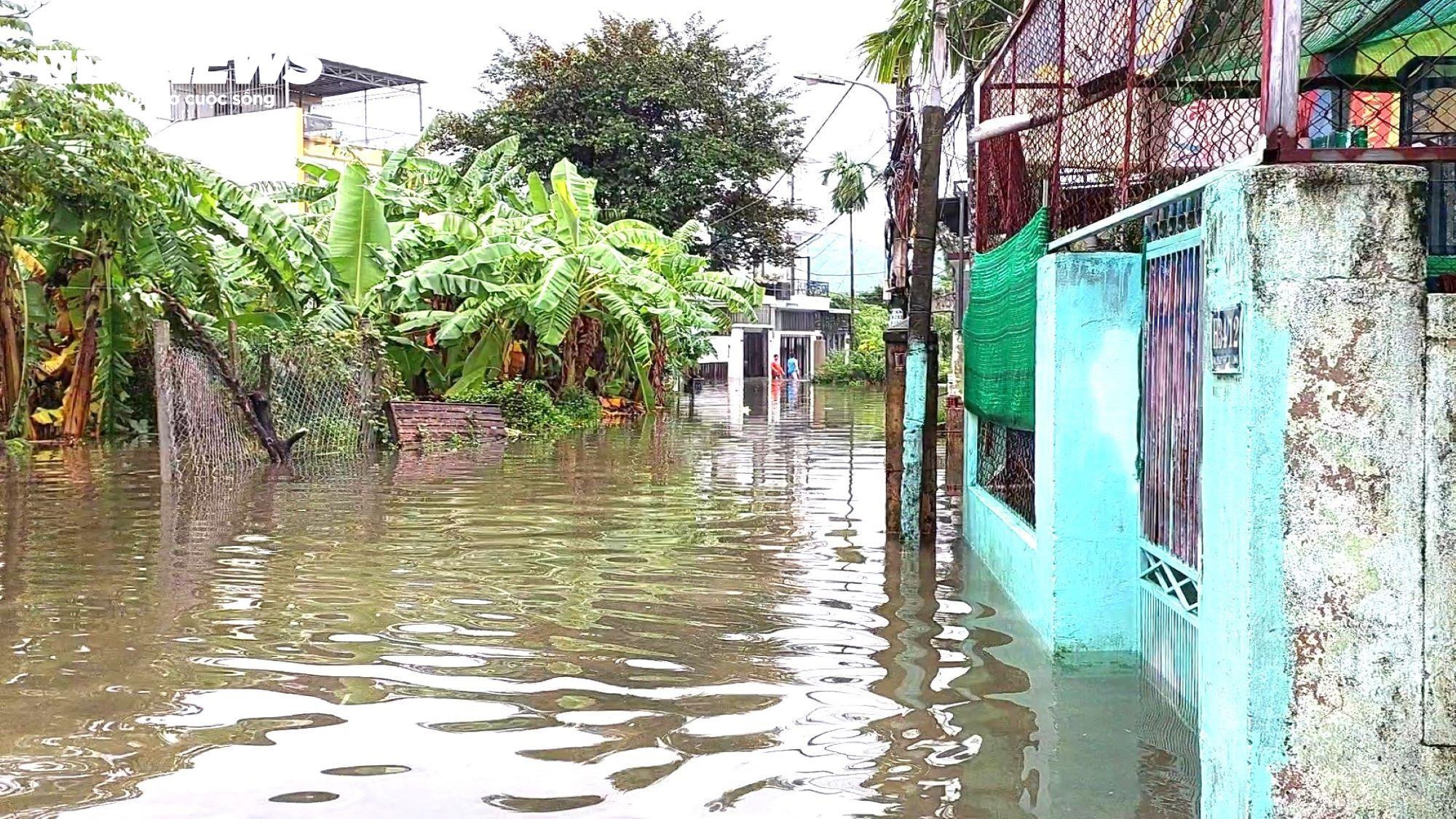 'Rốn lũ' Đà Nẵng vẫn chìm trong biển nước, dân đóng bè xốp bơi trên đường - 7