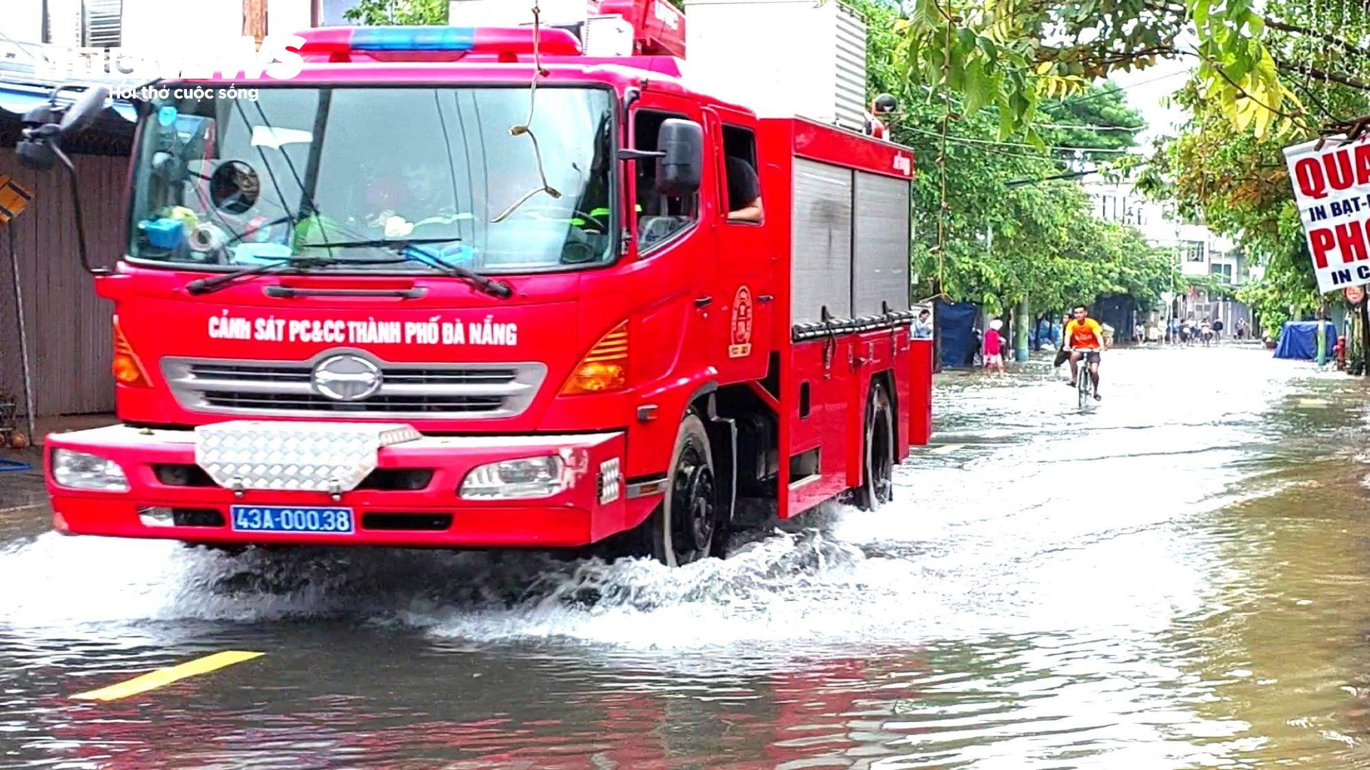 'Rốn lũ' Đà Nẵng vẫn chìm trong biển nước, dân đóng bè xốp bơi trên đường - 6