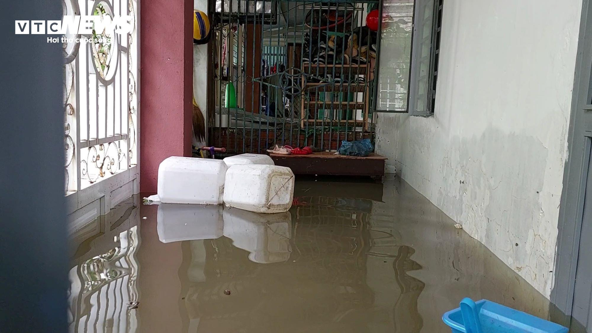 'Rốn lũ' Đà Nẵng vẫn chìm trong biển nước, dân đóng bè xốp bơi trên đường - 10