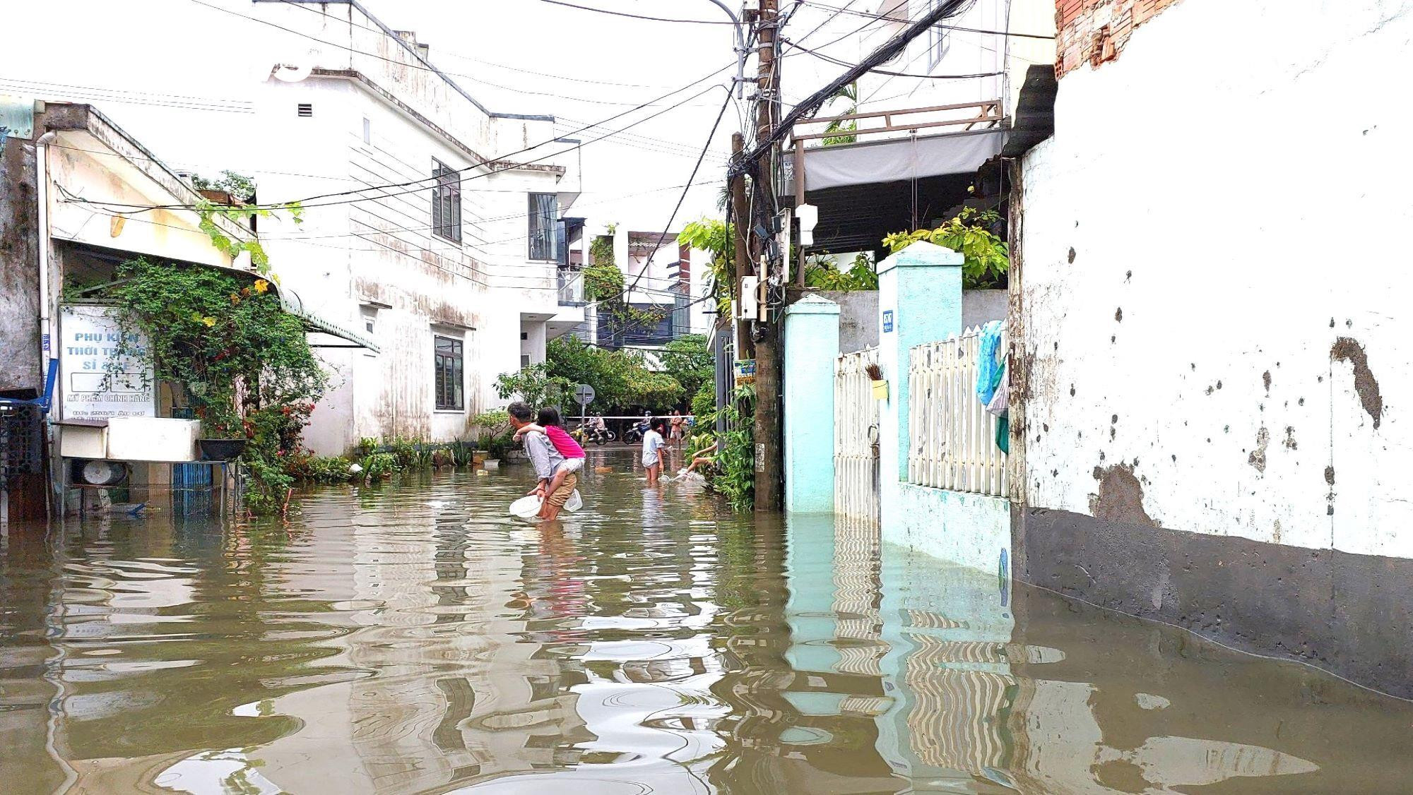 'Rốn lũ' Đà Nẵng vẫn chìm trong biển nước, dân đóng bè xốp bơi trên đường - 4