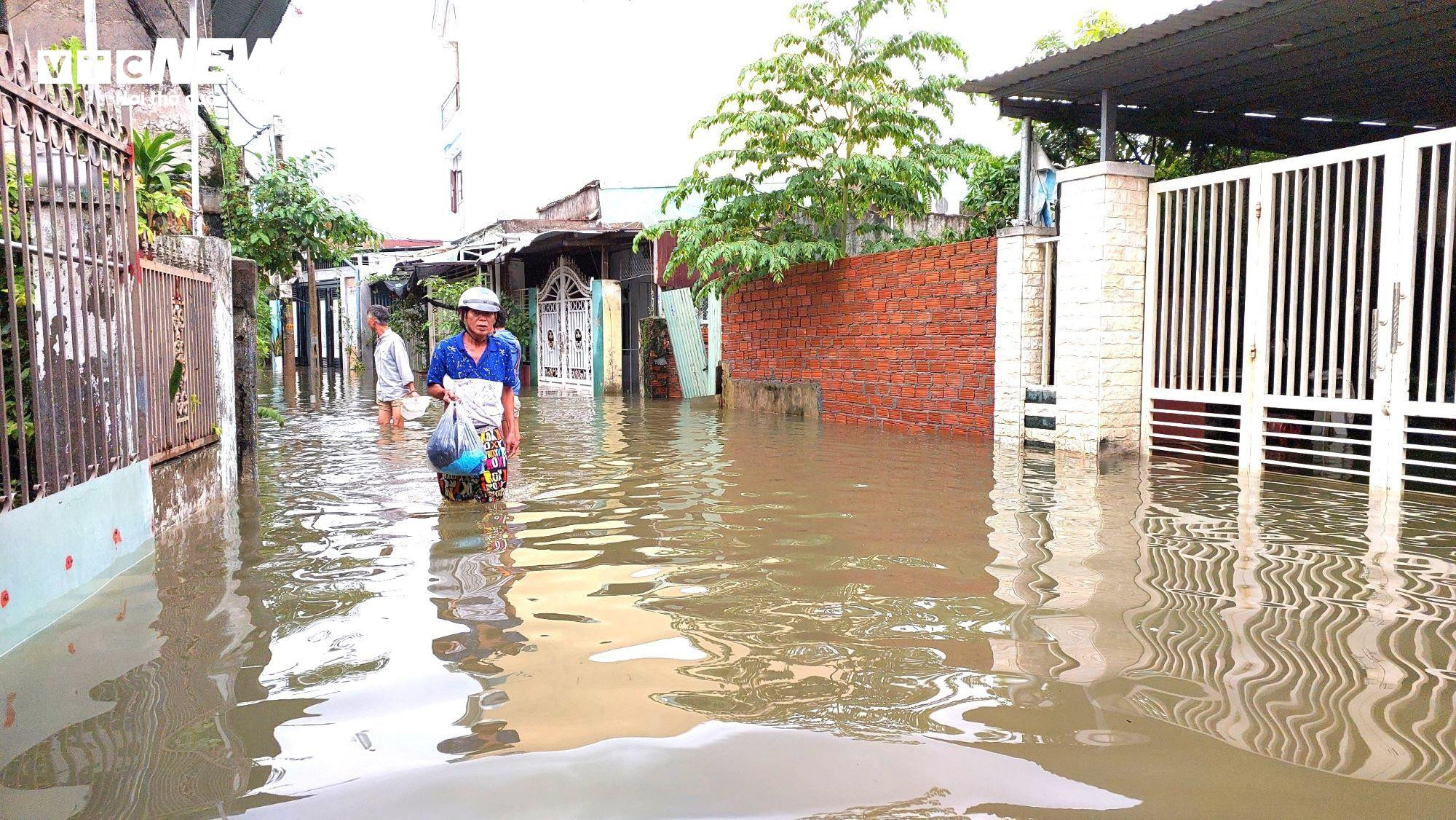 'Rốn lũ' Đà Nẵng vẫn chìm trong biển nước, dân đóng bè xốp bơi trên đường - 8