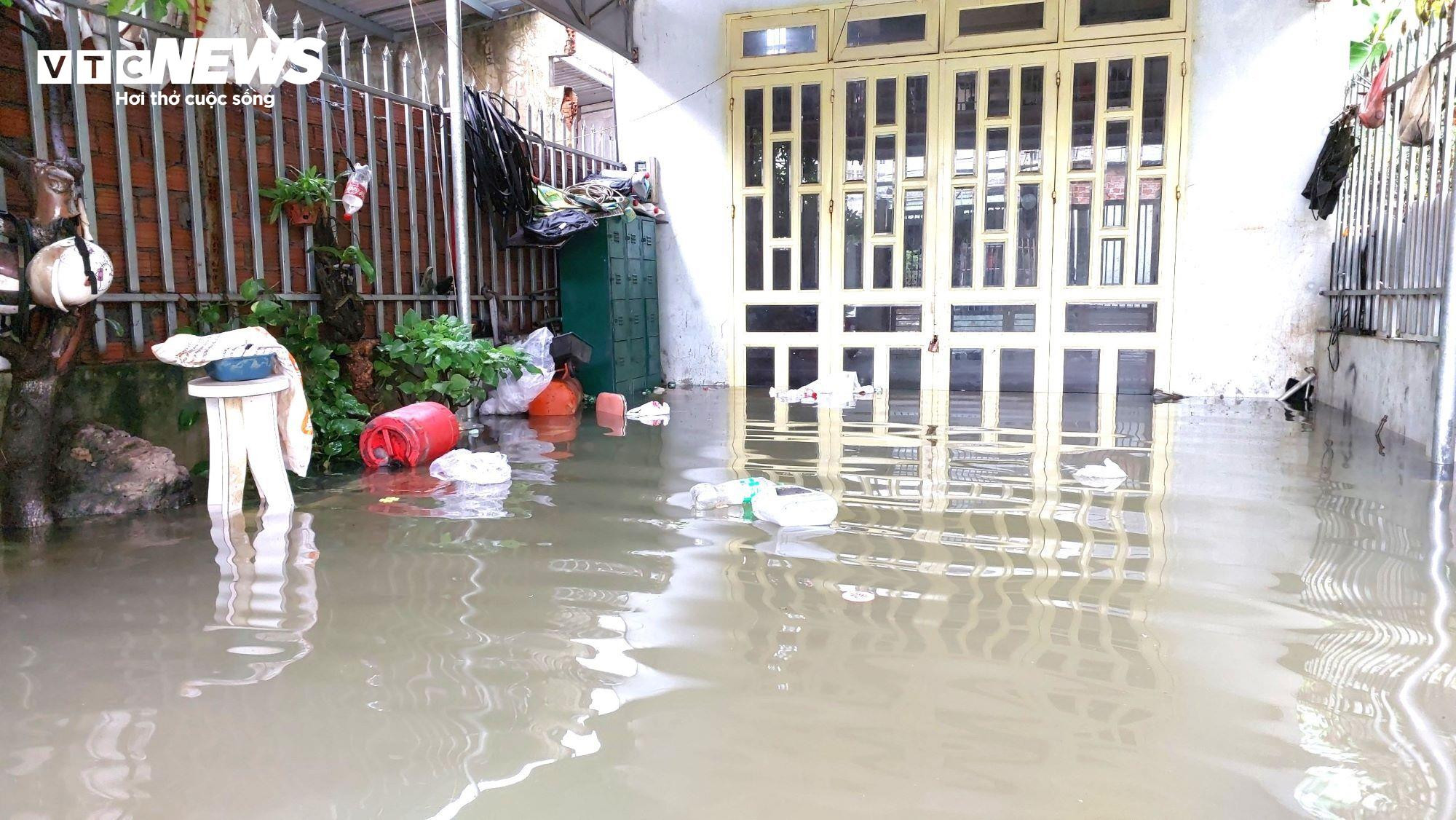 'Rốn lũ' Đà Nẵng vẫn chìm trong biển nước, dân đóng bè xốp bơi trên đường - 9