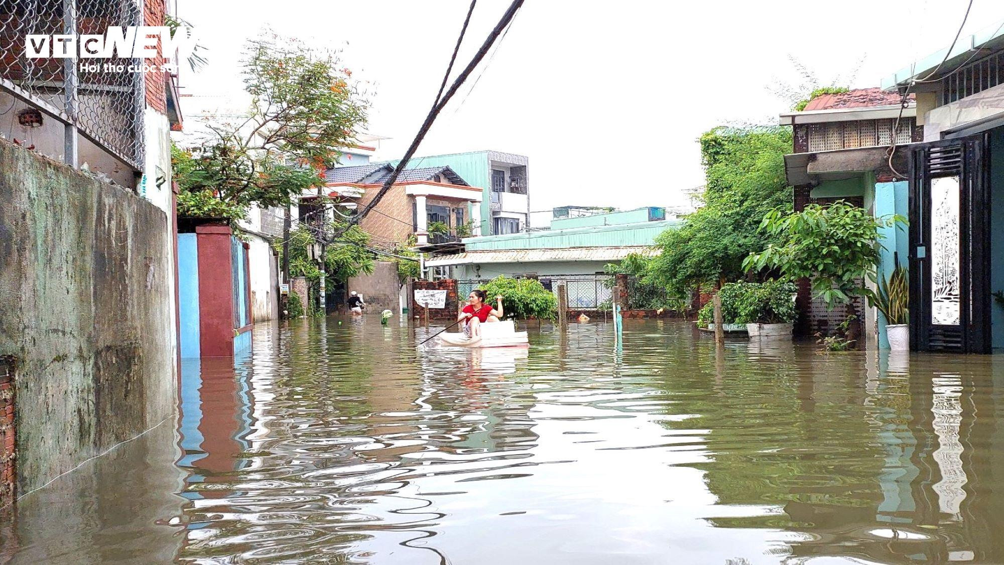 'Rốn lũ' Đà Nẵng vẫn chìm trong biển nước, dân đóng bè xốp bơi trên đường - 3