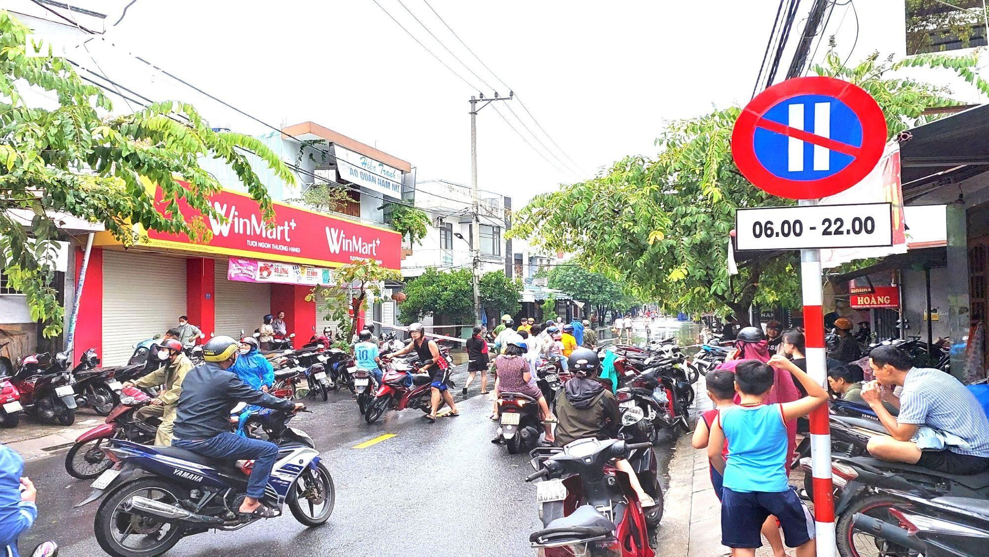 'Rốn lũ' Đà Nẵng vẫn chìm trong biển nước, dân đóng bè xốp bơi trên đường - 11