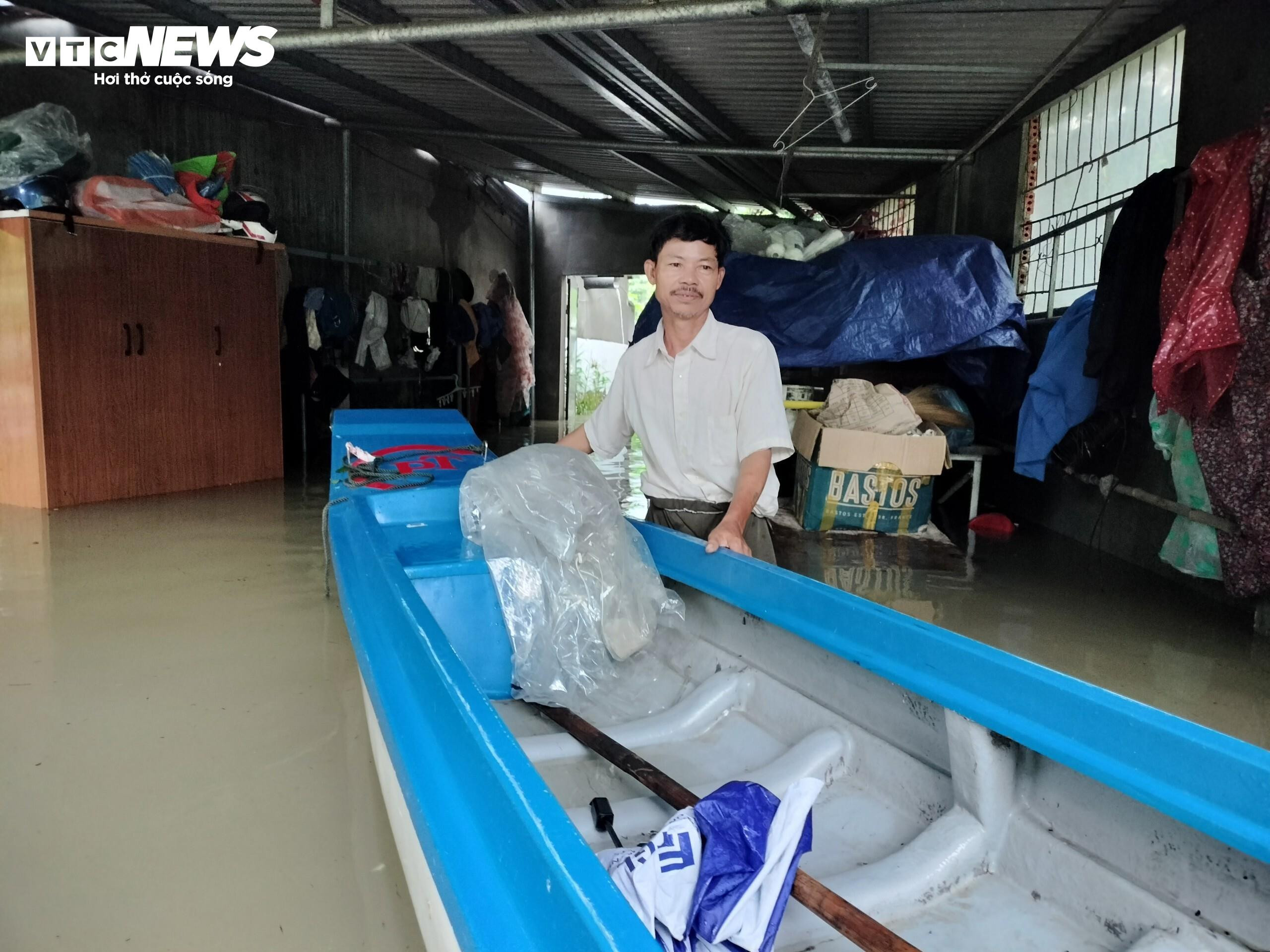 Mưa lớn gây ngập sâu, người dân Quảng Nam tất tả dọn đồ tránh lũ - 2