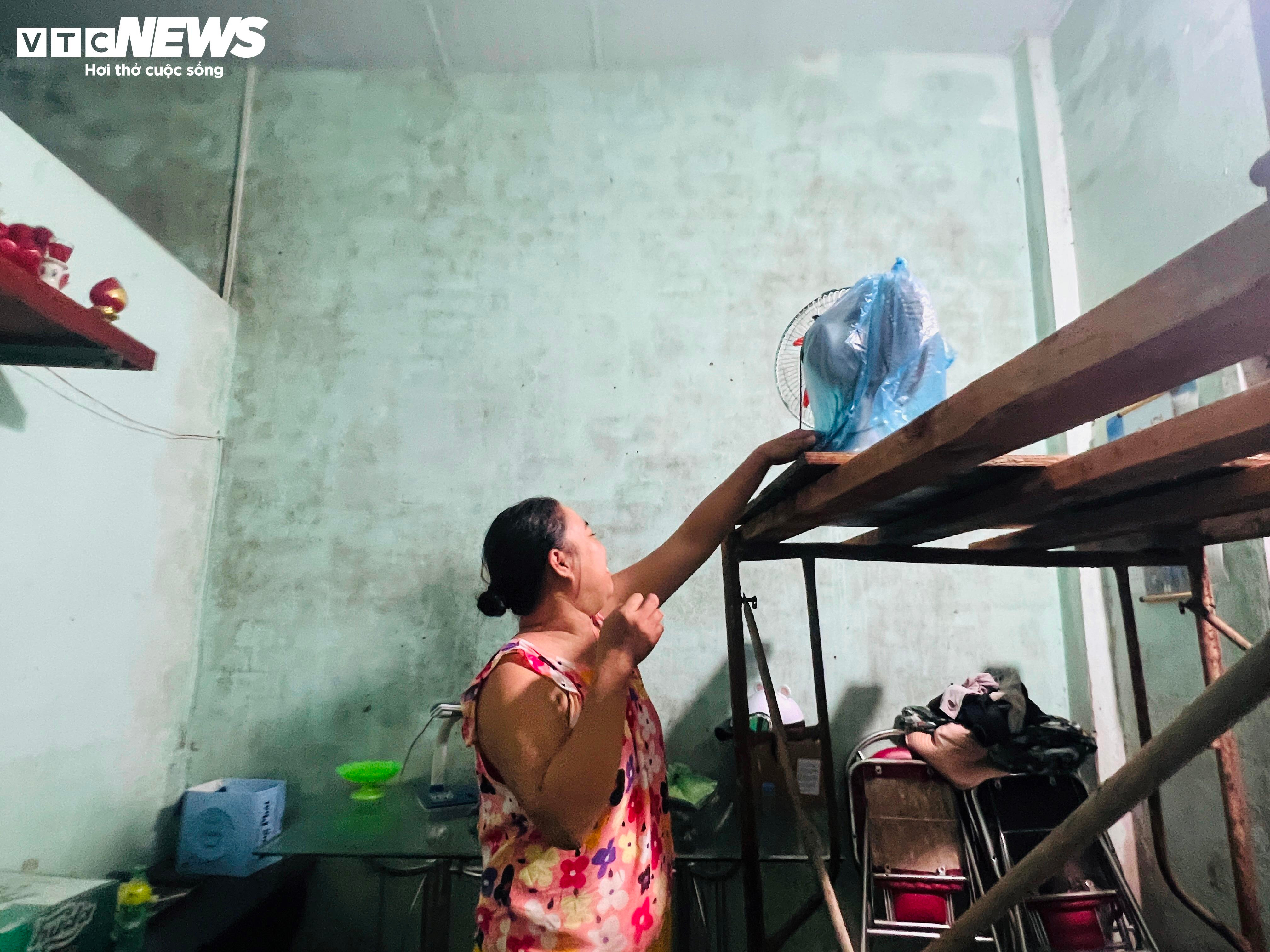 Mưa lớn gây ngập sâu, người dân Quảng Nam tất tả dọn đồ tránh lũ - 3