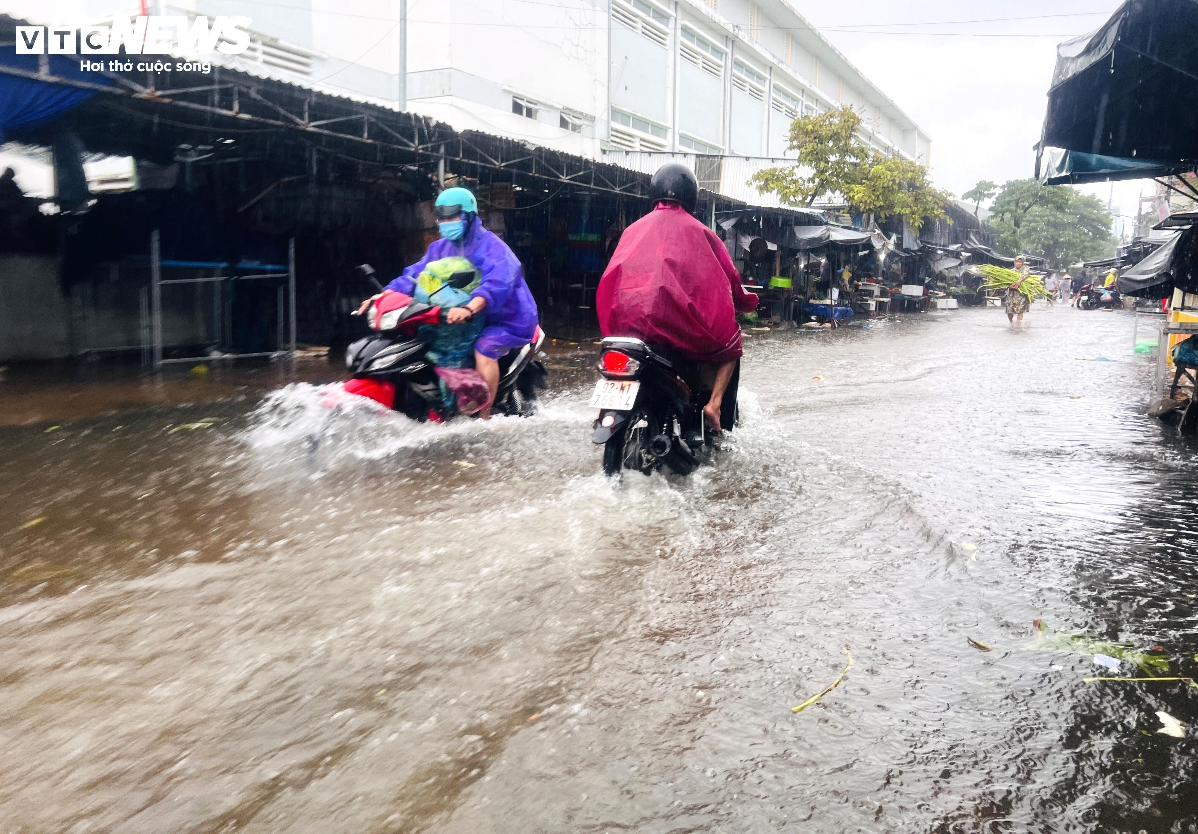 Mưa lớn gây ngập sâu, người dân Quảng Nam tất tả dọn đồ tránh lũ - 6