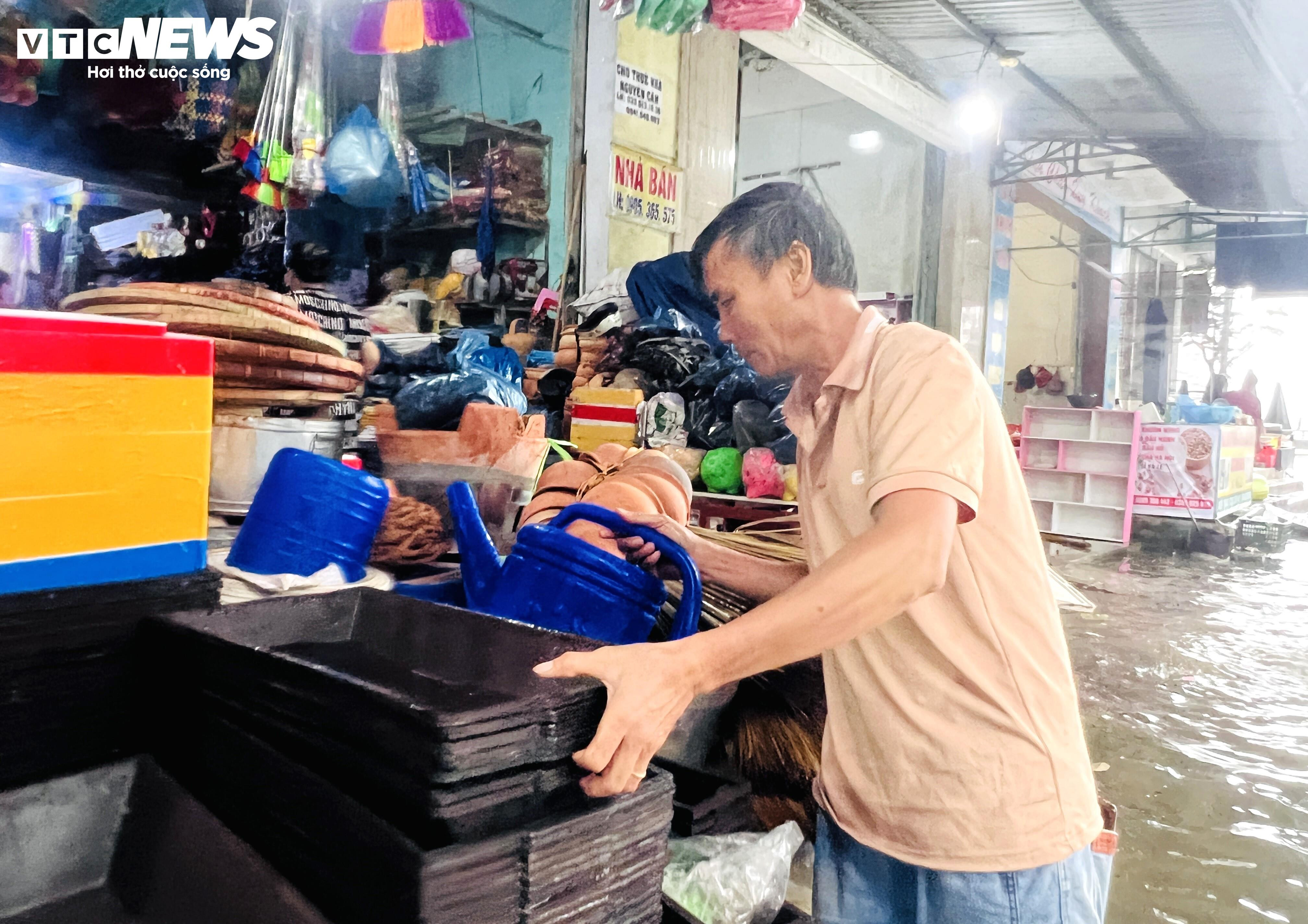 Mưa lớn gây ngập sâu, người dân Quảng Nam tất tả dọn đồ tránh lũ - 7