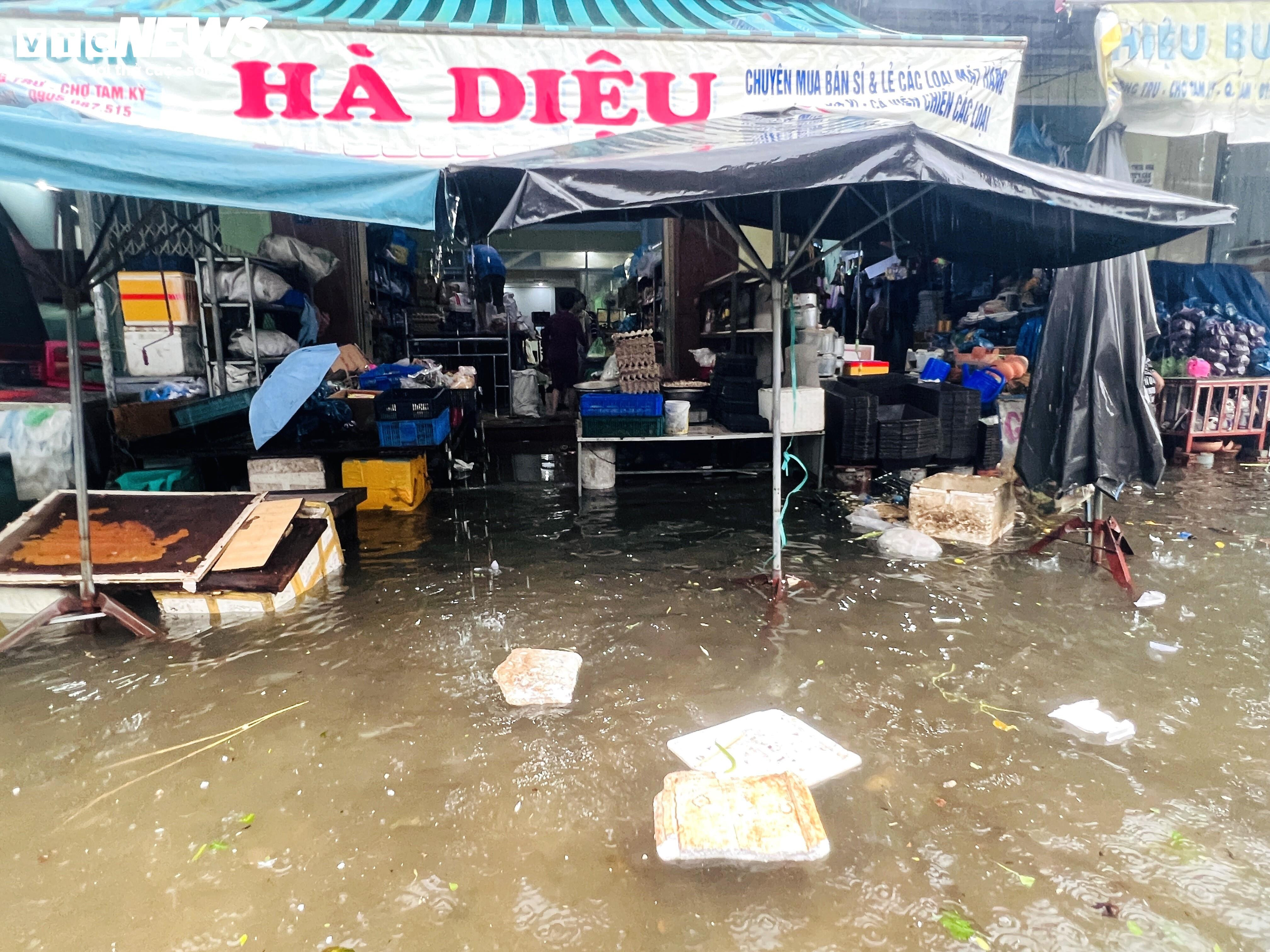 Mưa lớn gây ngập sâu, người dân Quảng Nam tất tả dọn đồ tránh lũ - 8