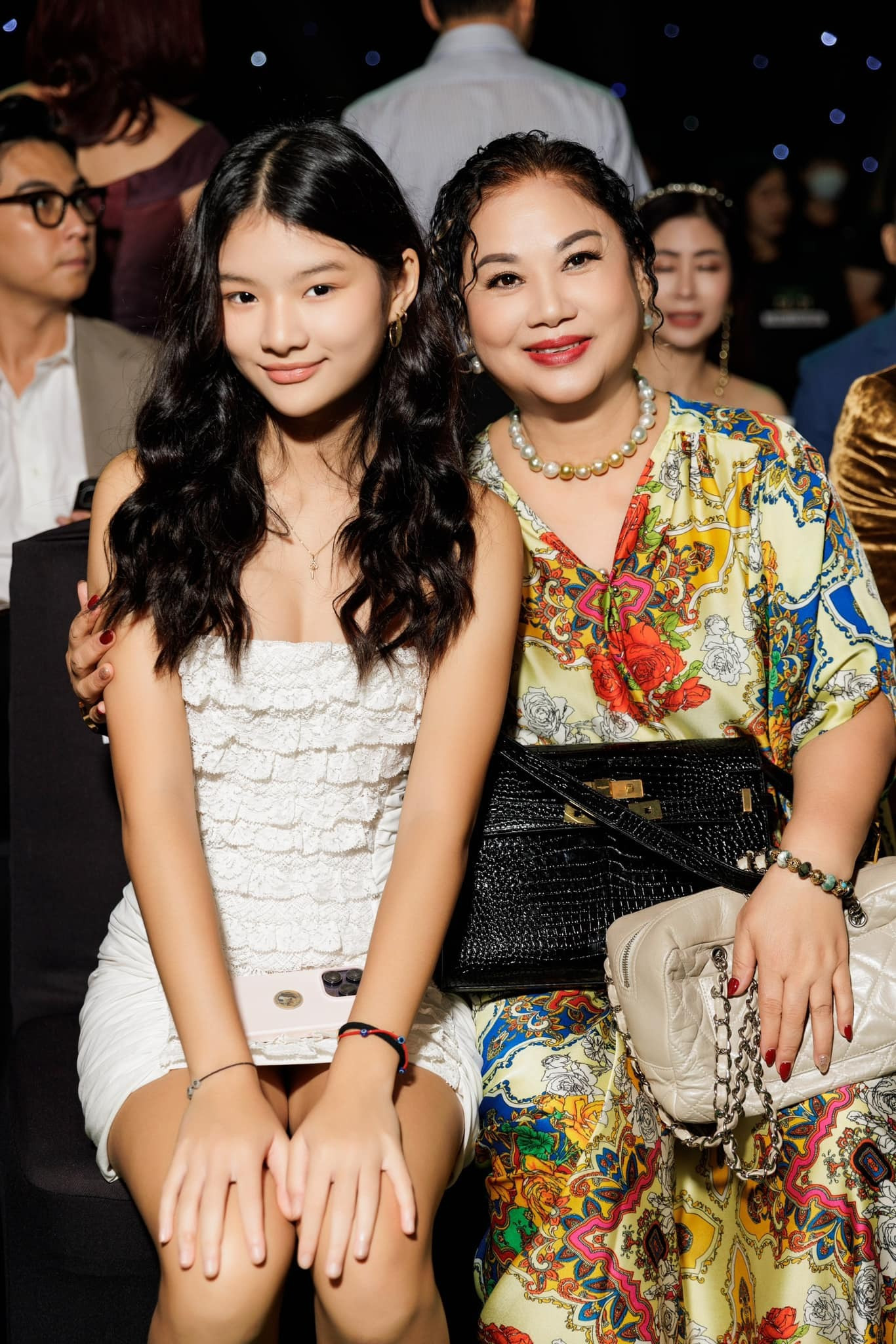 Con gái Trương Ngọc Ánh ra dáng thiếu nữ, thần thái không thua Hoa hậu - 5