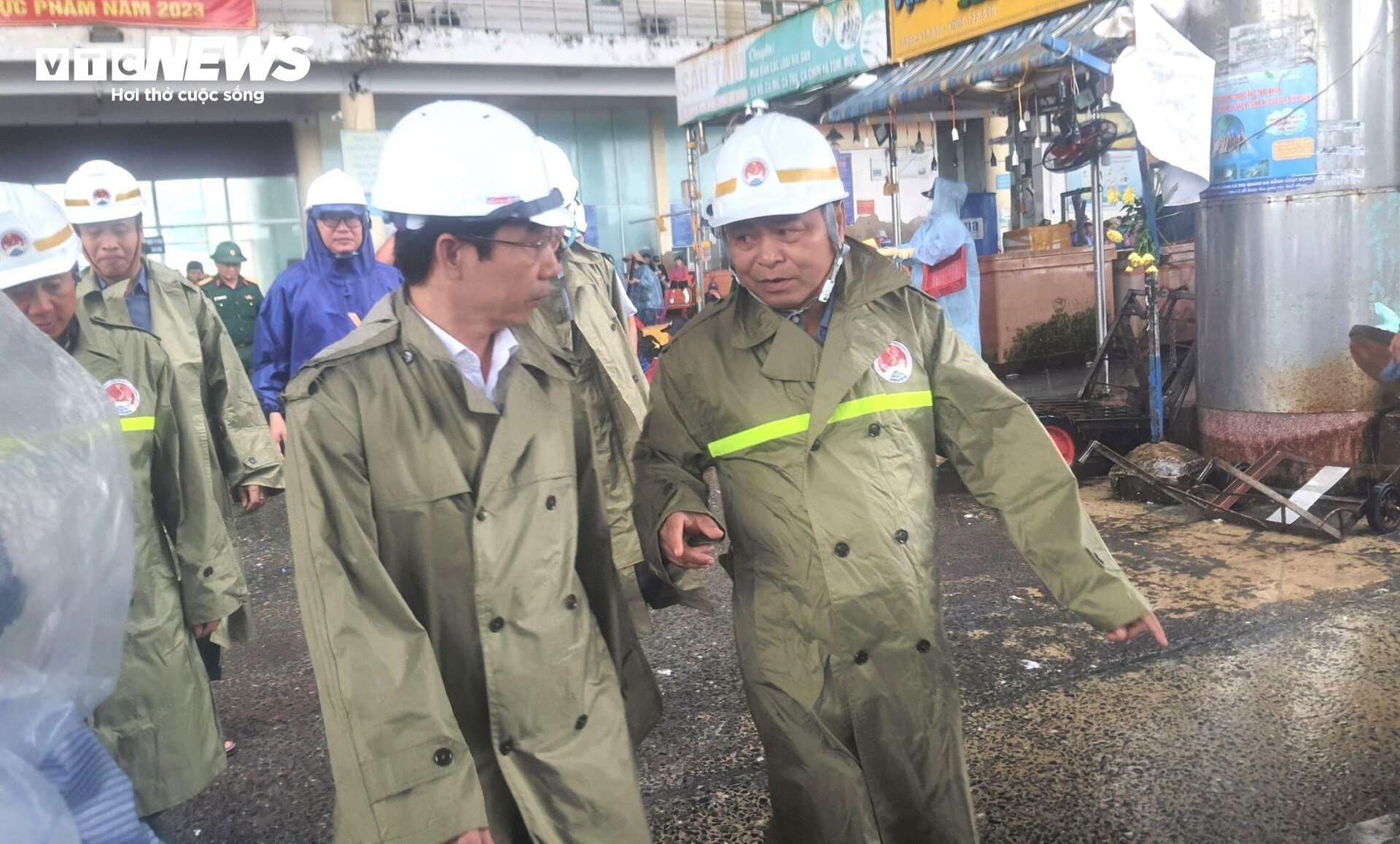 Dân Đà Nẵng bơ phờ vì 4 ngày 2 lần dọn đồ chạy lũ - 9