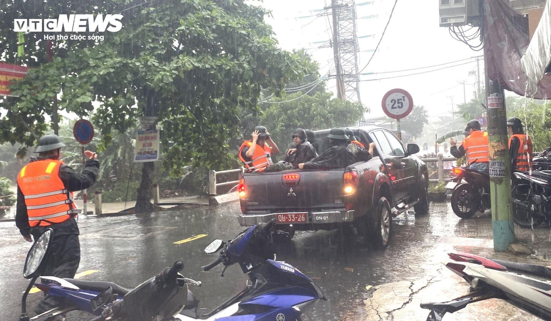 Dân Đà Nẵng bơ phờ vì 4 ngày 2 lần dọn đồ chạy lũ - 7