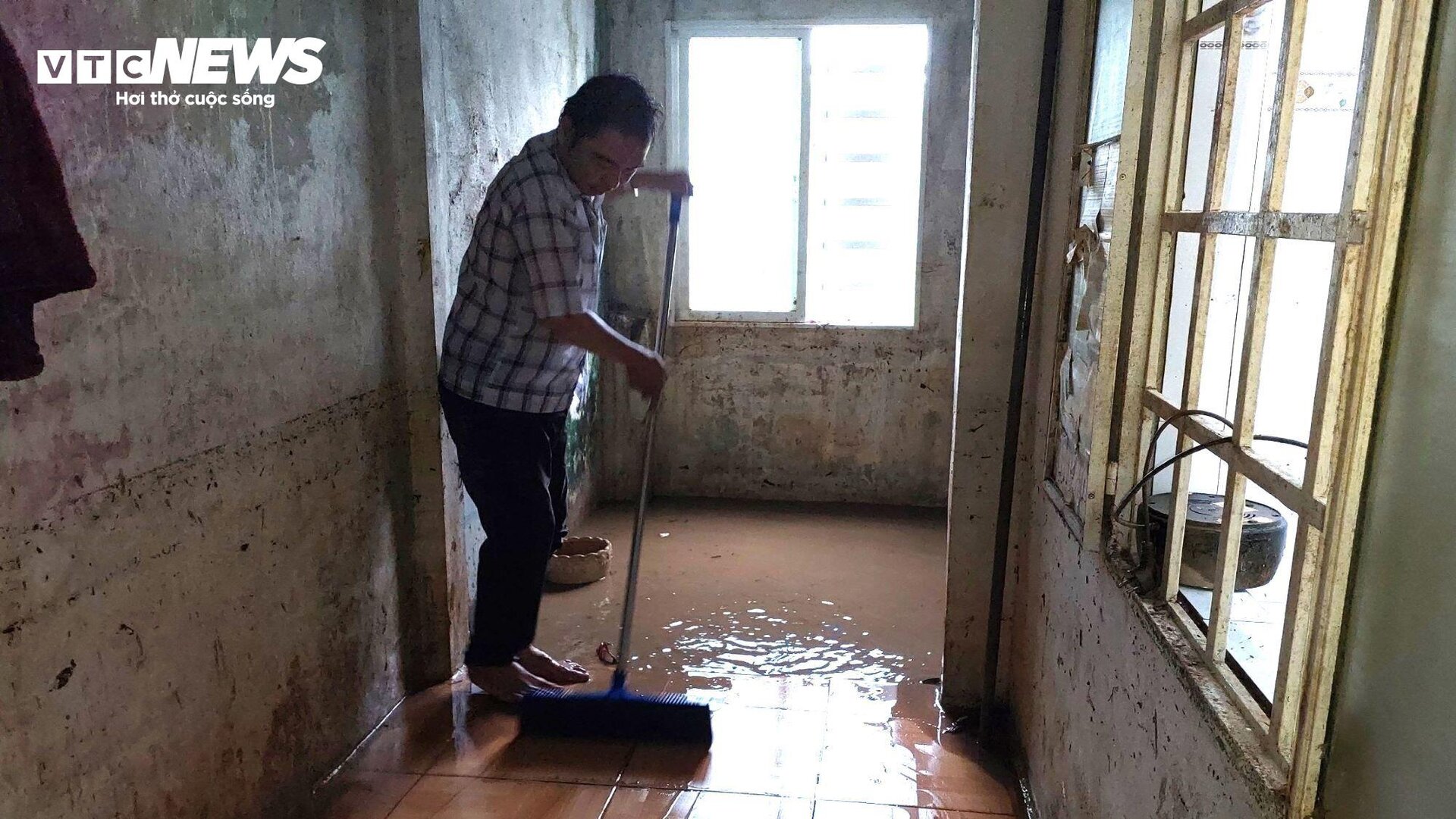 Dân Đà Nẵng bơ phờ vì 4 ngày 2 lần dọn đồ chạy lũ - 2