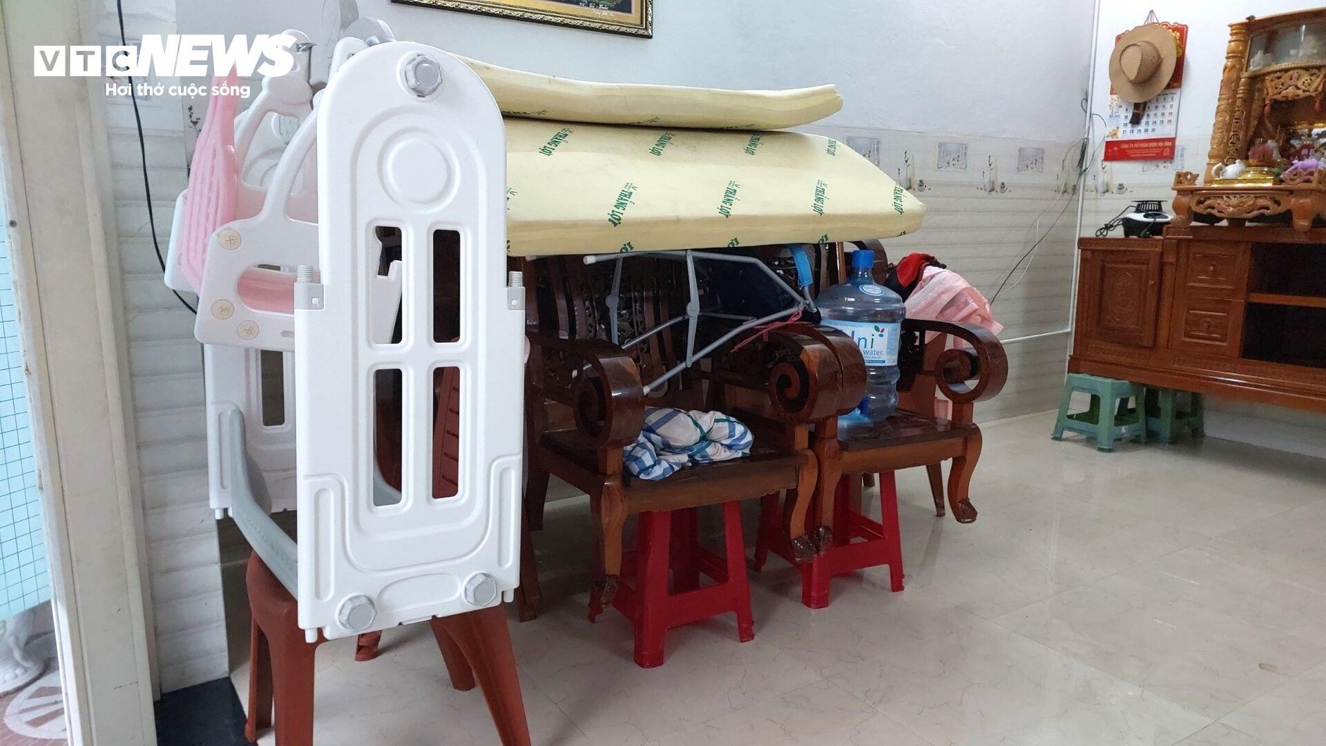 Dân Đà Nẵng bơ phờ vì 4 ngày 2 lần dọn đồ chạy lũ - 4