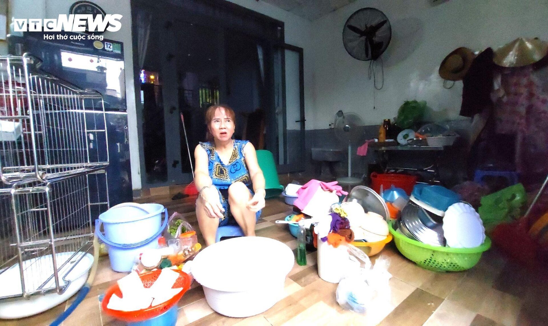 Dân Đà Nẵng bơ phờ vì 4 ngày 2 lần dọn đồ chạy lũ - 1