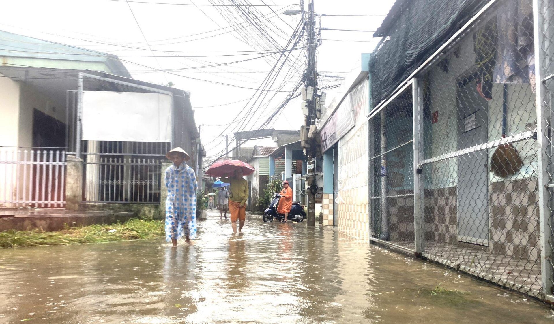 Dân Đà Nẵng bơ phờ vì 4 ngày 2 lần dọn đồ chạy lũ - 8