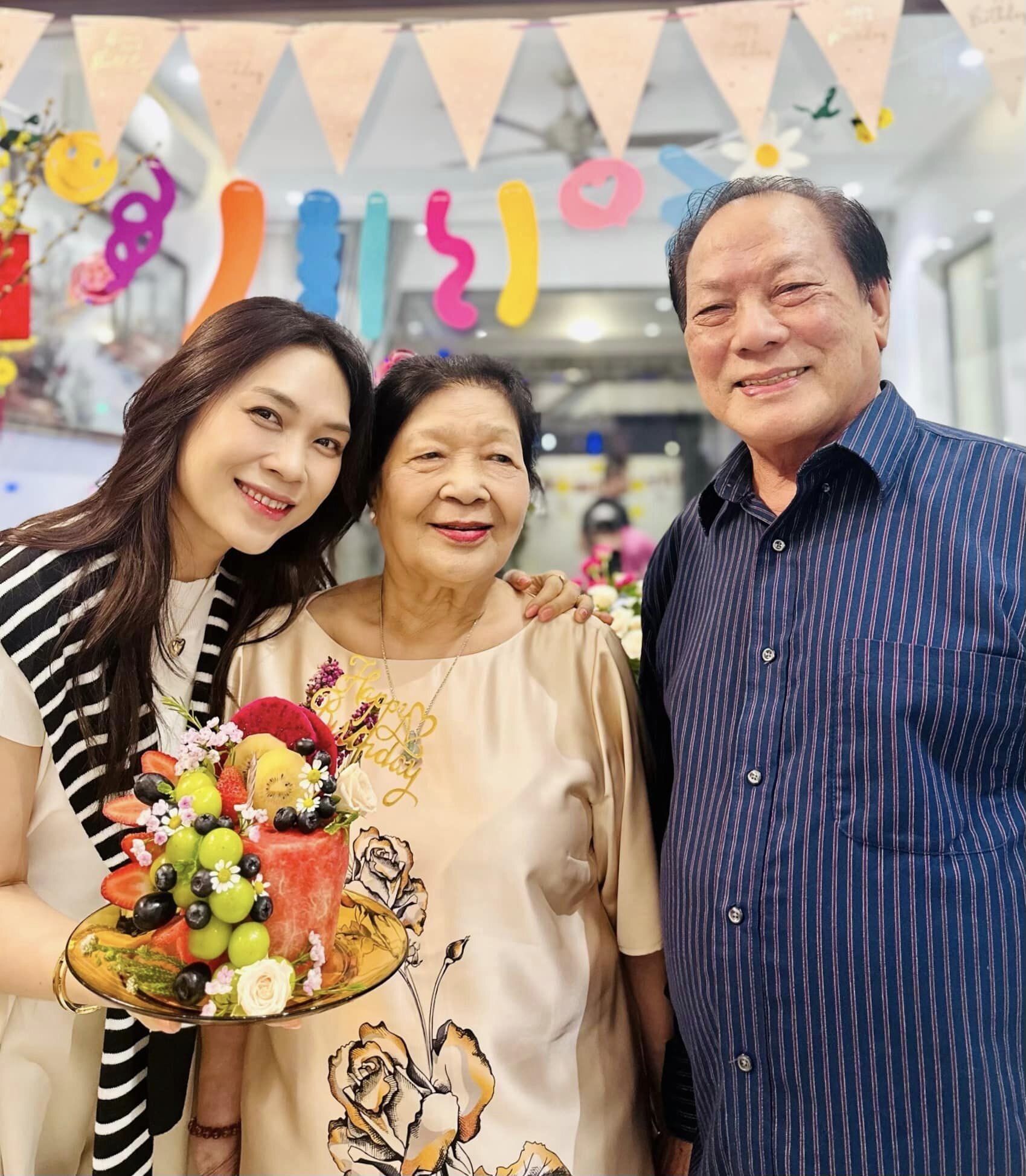 Sao Việt 17/10: Á hậu Phương Nhi khoe tài cắm hoa, Hà Hồ tựa nữ thần - 2