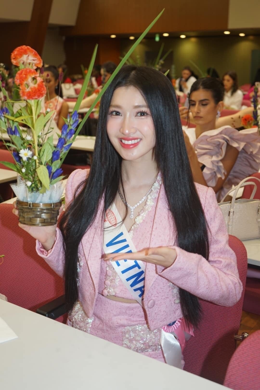 Sao Việt 17/10: Á hậu Phương Nhi khoe tài cắm hoa, Hà Hồ tựa nữ thần - 3