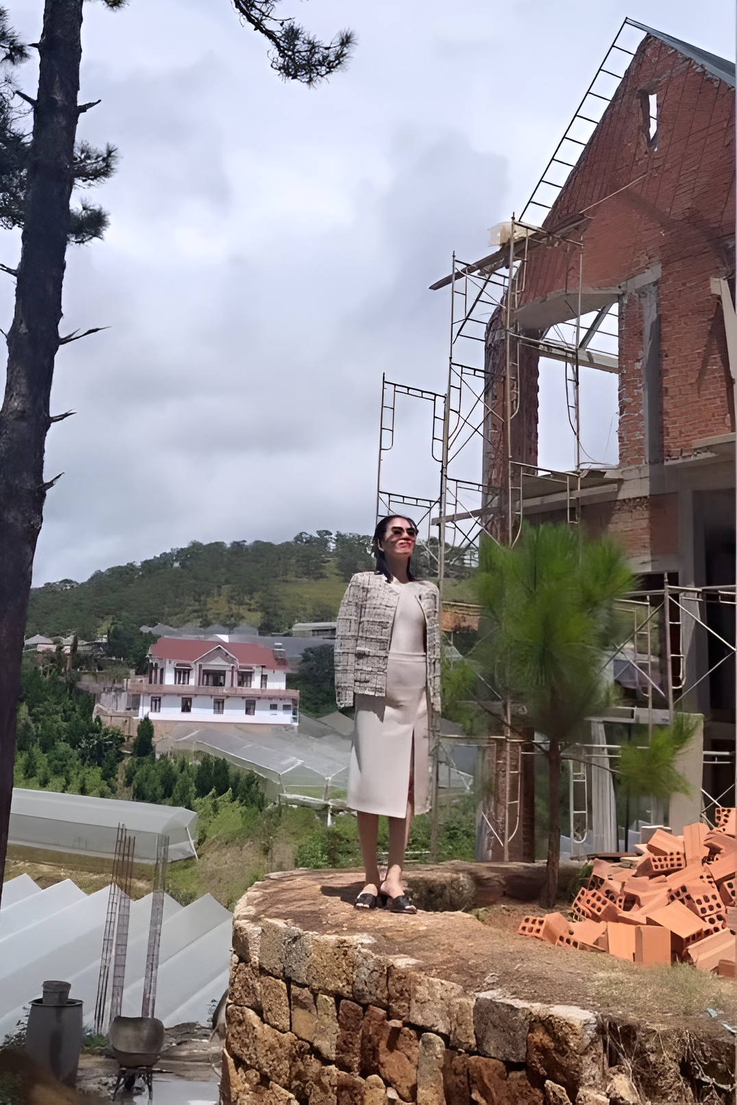 Sao Việt 18/10: Lệ Quyên xây biệt thự mới, Thanh Hằng hé lộ ảnh cưới - 2