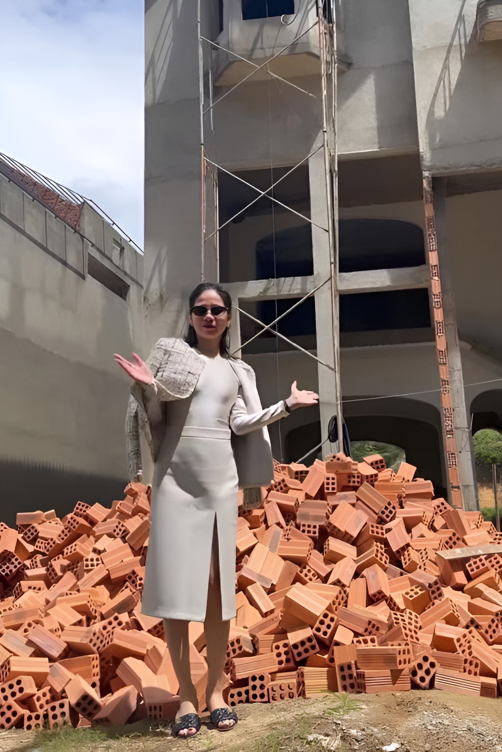 Sao Việt 18/10: Lệ Quyên xây biệt thự mới, Thanh Hằng hé lộ ảnh cưới - 1