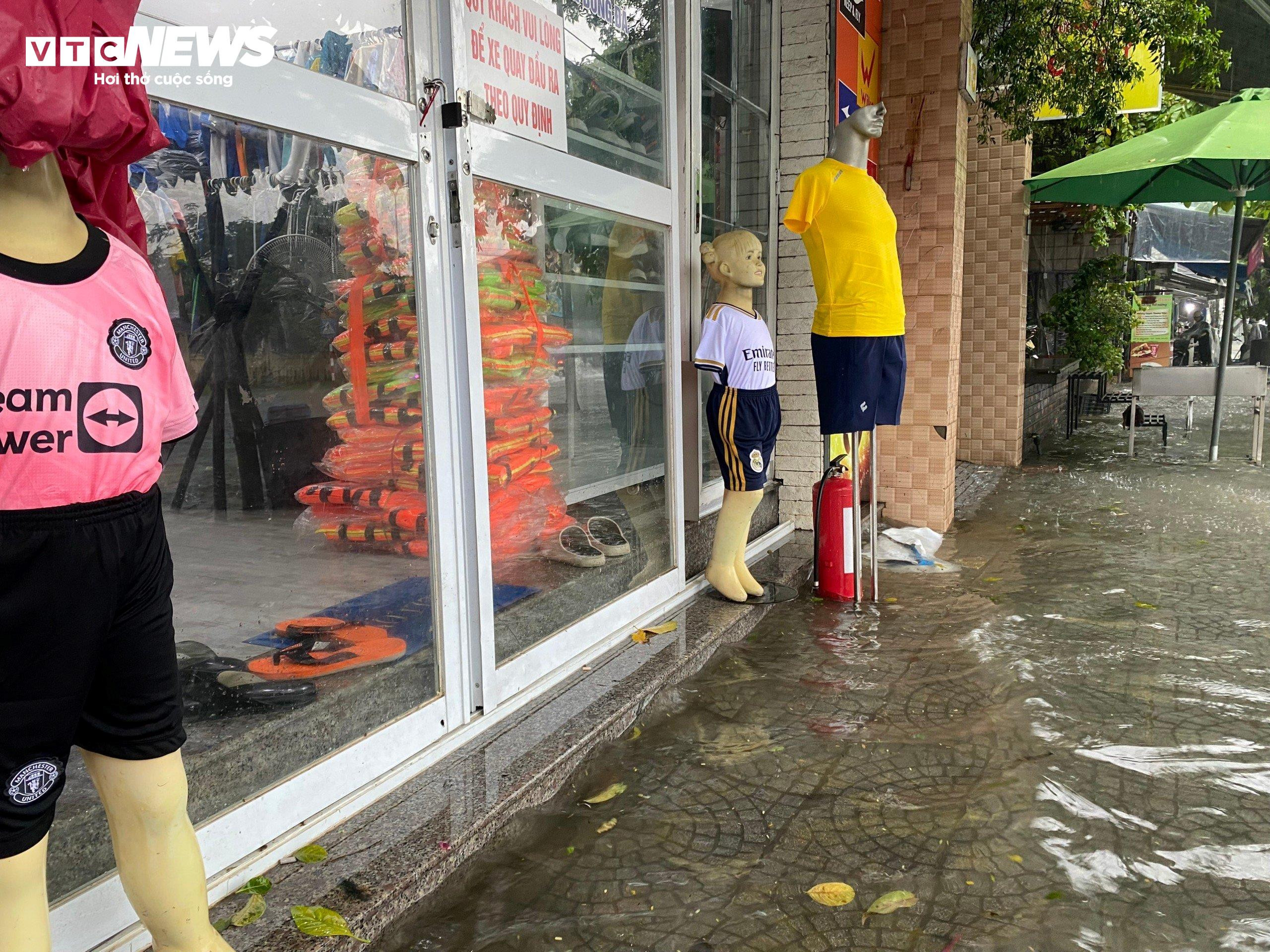 Đường phố thành sông, dân TP Huế chen nhau mang ô tô lên cầu tránh lũ - 15