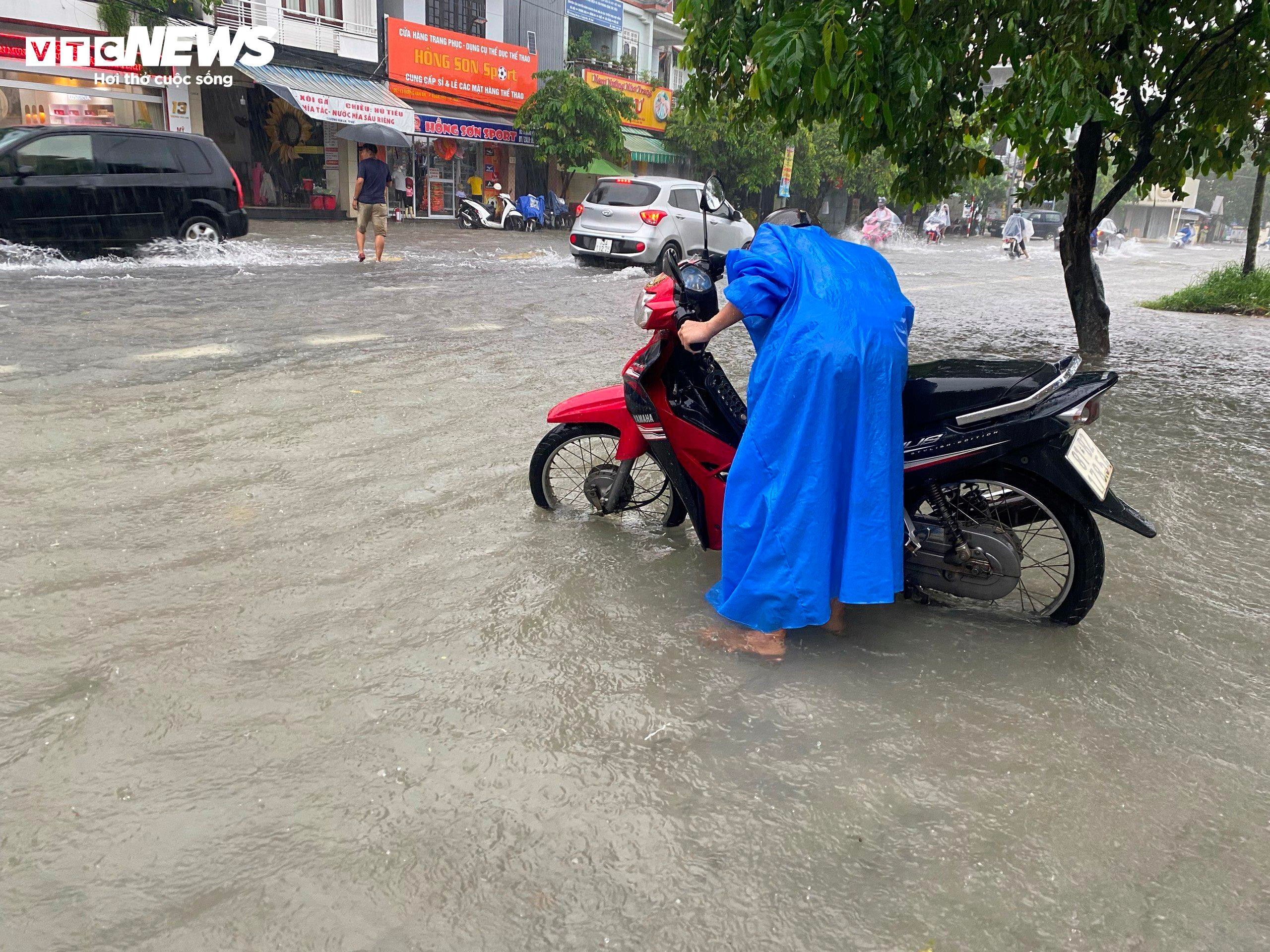 Đường phố thành sông, dân TP Huế chen nhau mang ô tô lên cầu tránh lũ - 5
