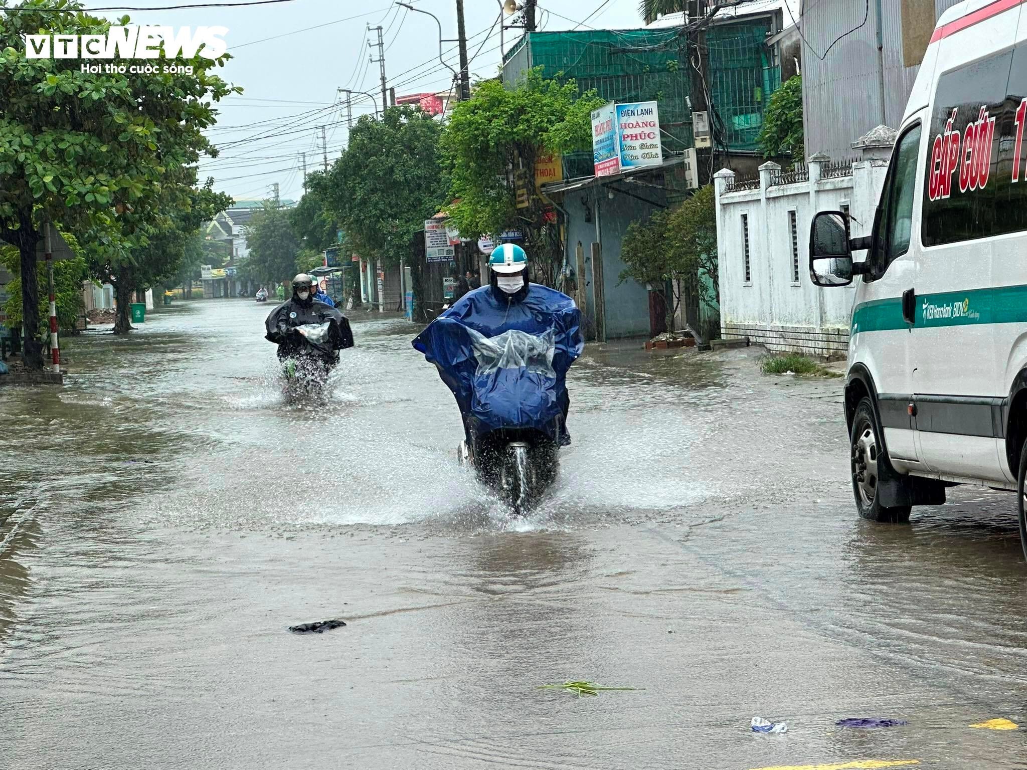 Đường phố thành sông, dân TP Huế chen nhau mang ô tô lên cầu tránh lũ - 6