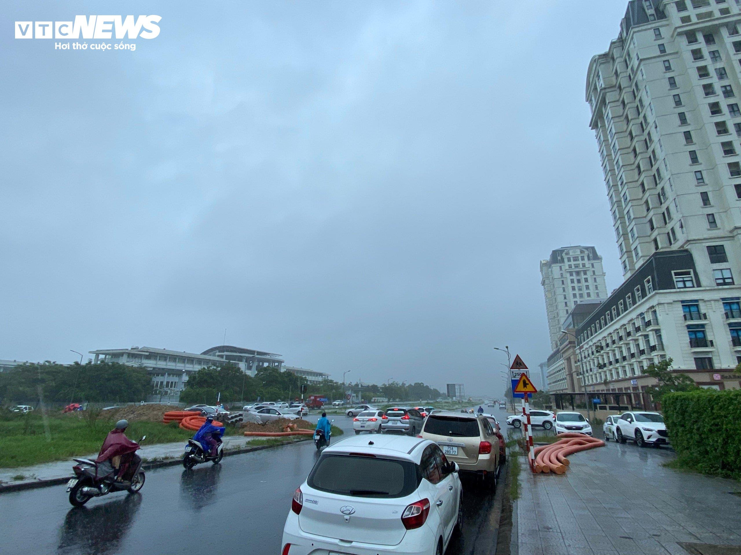 Đường phố thành sông, dân TP Huế chen nhau mang ô tô lên cầu tránh lũ - 9