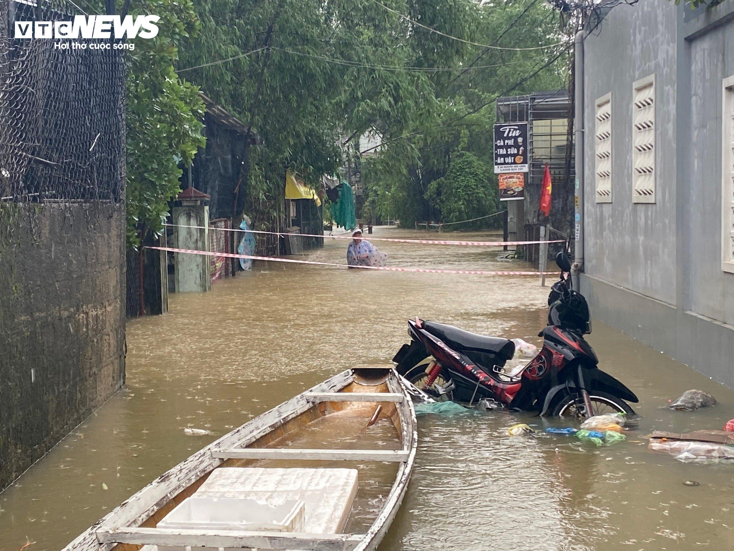 Đường phố thành sông, dân TP Huế chen nhau mang ô tô lên cầu tránh lũ - 3
