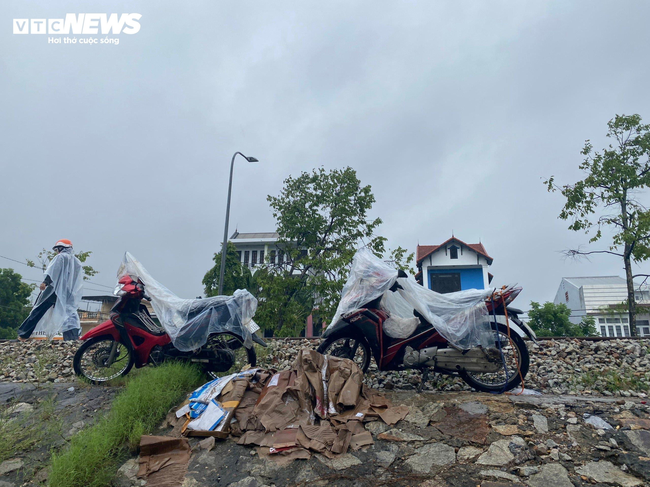 Đường phố thành sông, dân TP Huế chen nhau mang ô tô lên cầu tránh lũ - 11