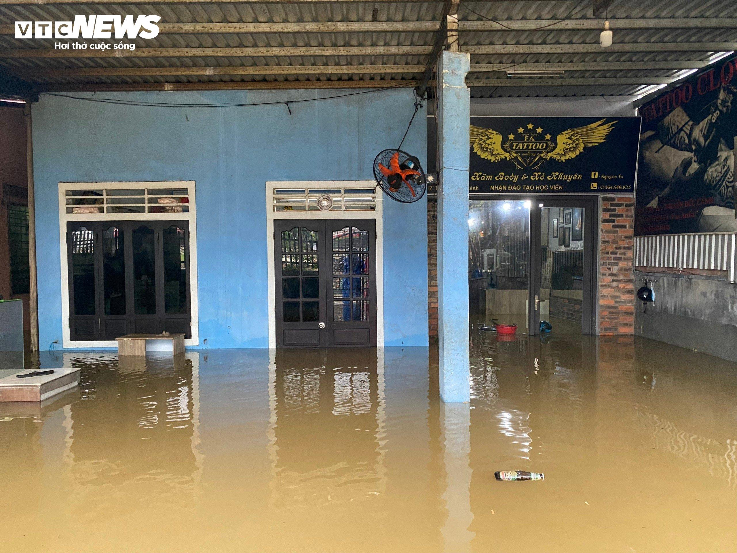 Đường phố thành sông, dân TP Huế chen nhau mang ô tô lên cầu tránh lũ - 1