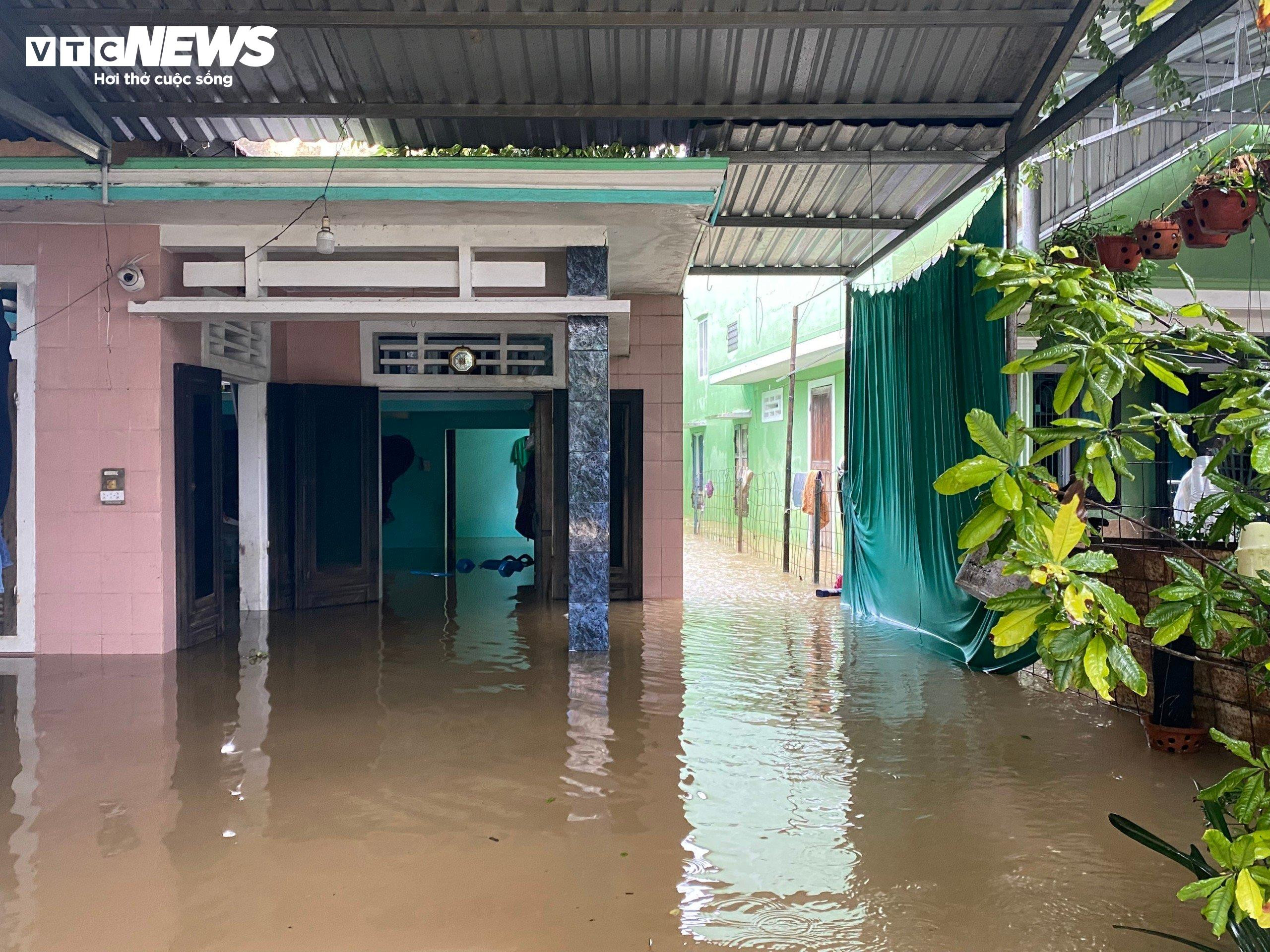 Đường phố thành sông, dân TP Huế chen nhau mang ô tô lên cầu tránh lũ - 2