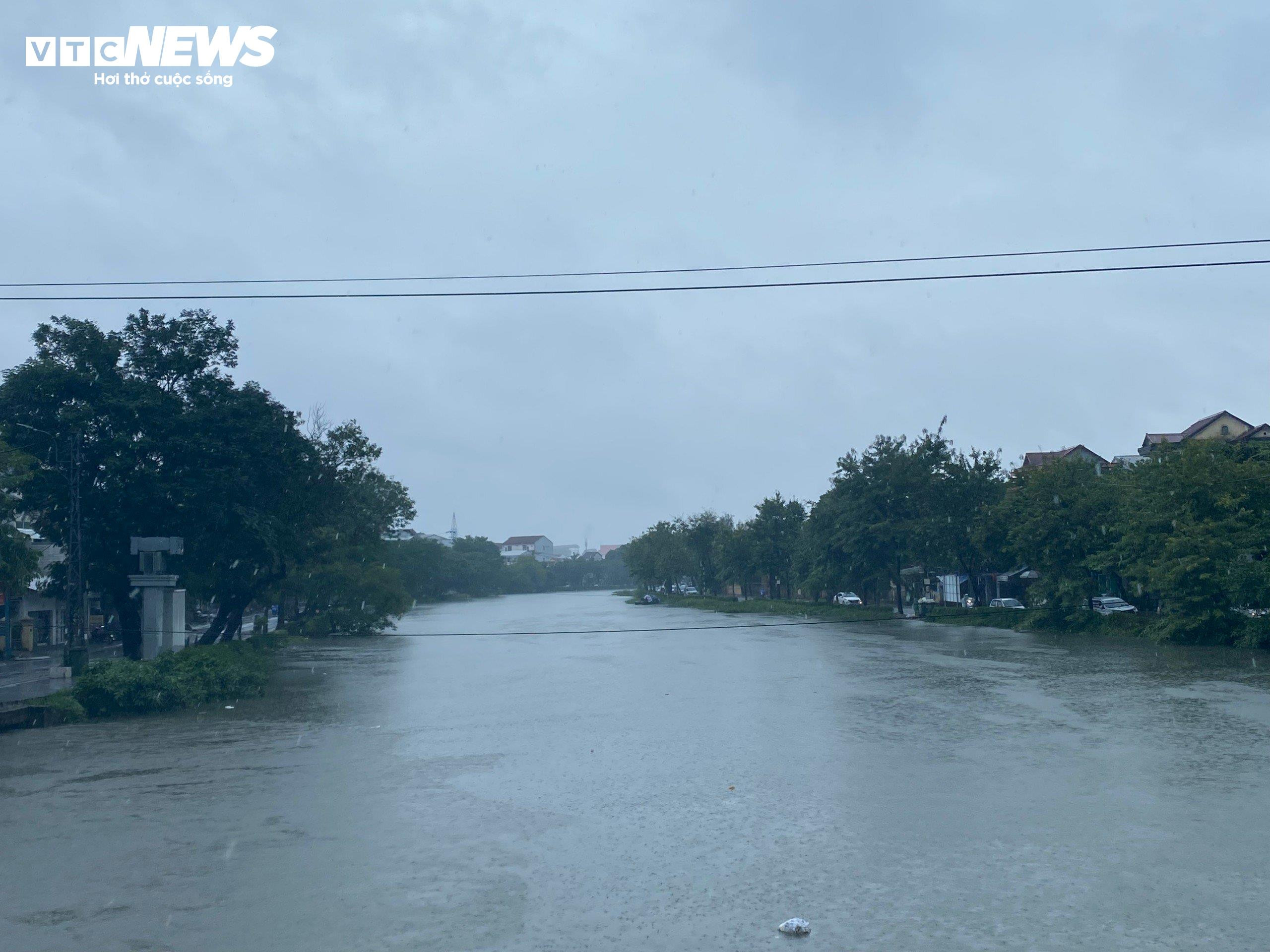 Đường phố thành sông, dân TP Huế chen nhau mang ô tô lên cầu tránh lũ - 8