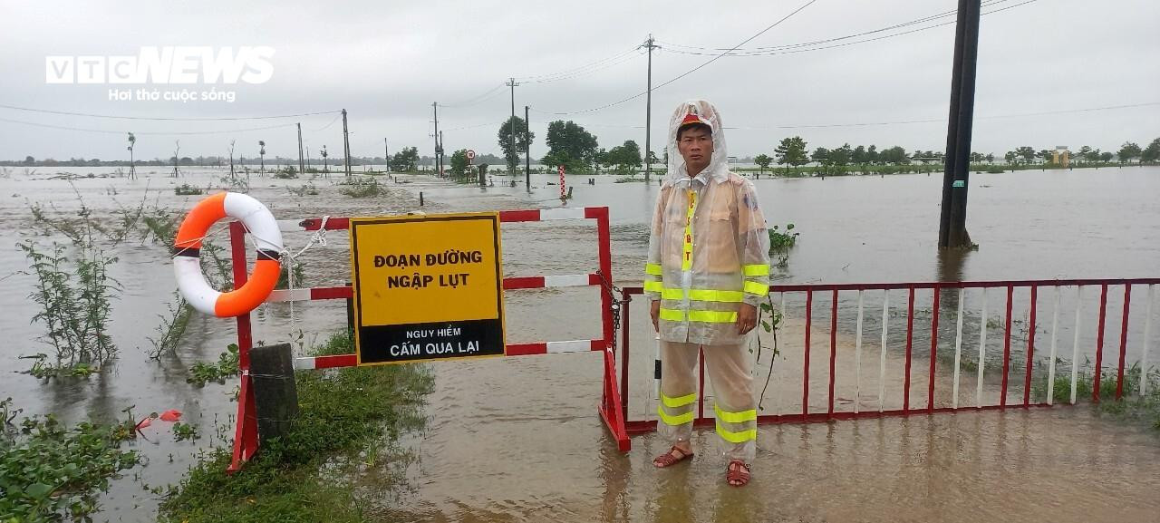 Đường phố thành sông, dân TP Huế chen nhau mang ô tô lên cầu tránh lũ - 13