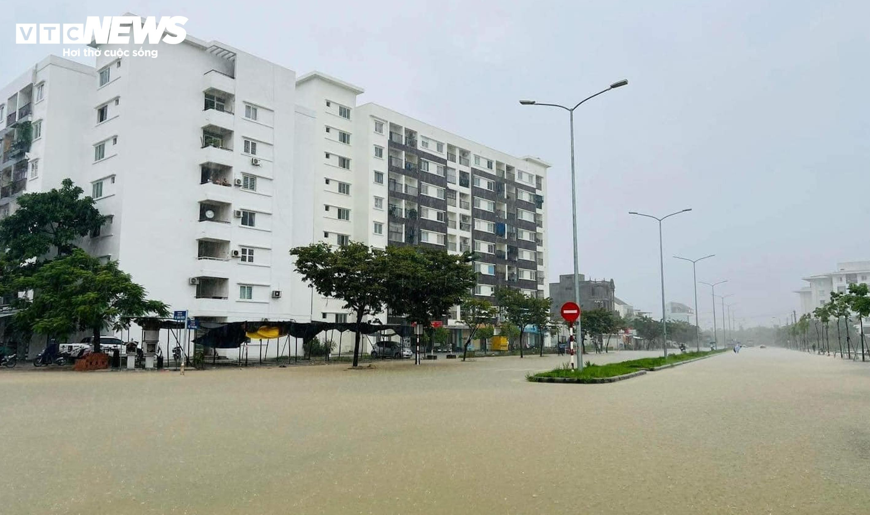 Đường phố thành sông, dân TP Huế chen nhau mang ô tô lên cầu tránh lũ - 7