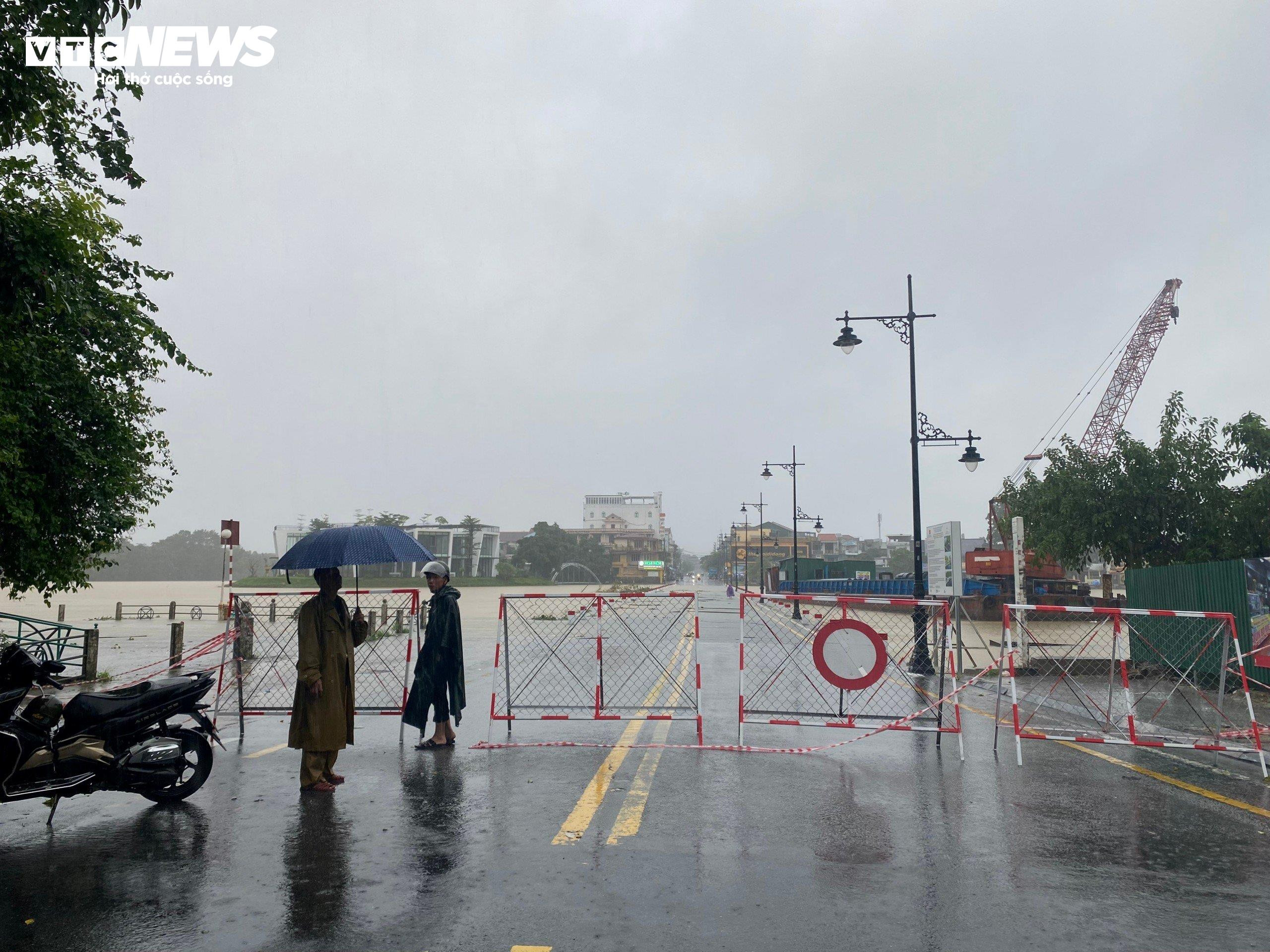 Đường phố thành sông, dân TP Huế chen nhau mang ô tô lên cầu tránh lũ - 4