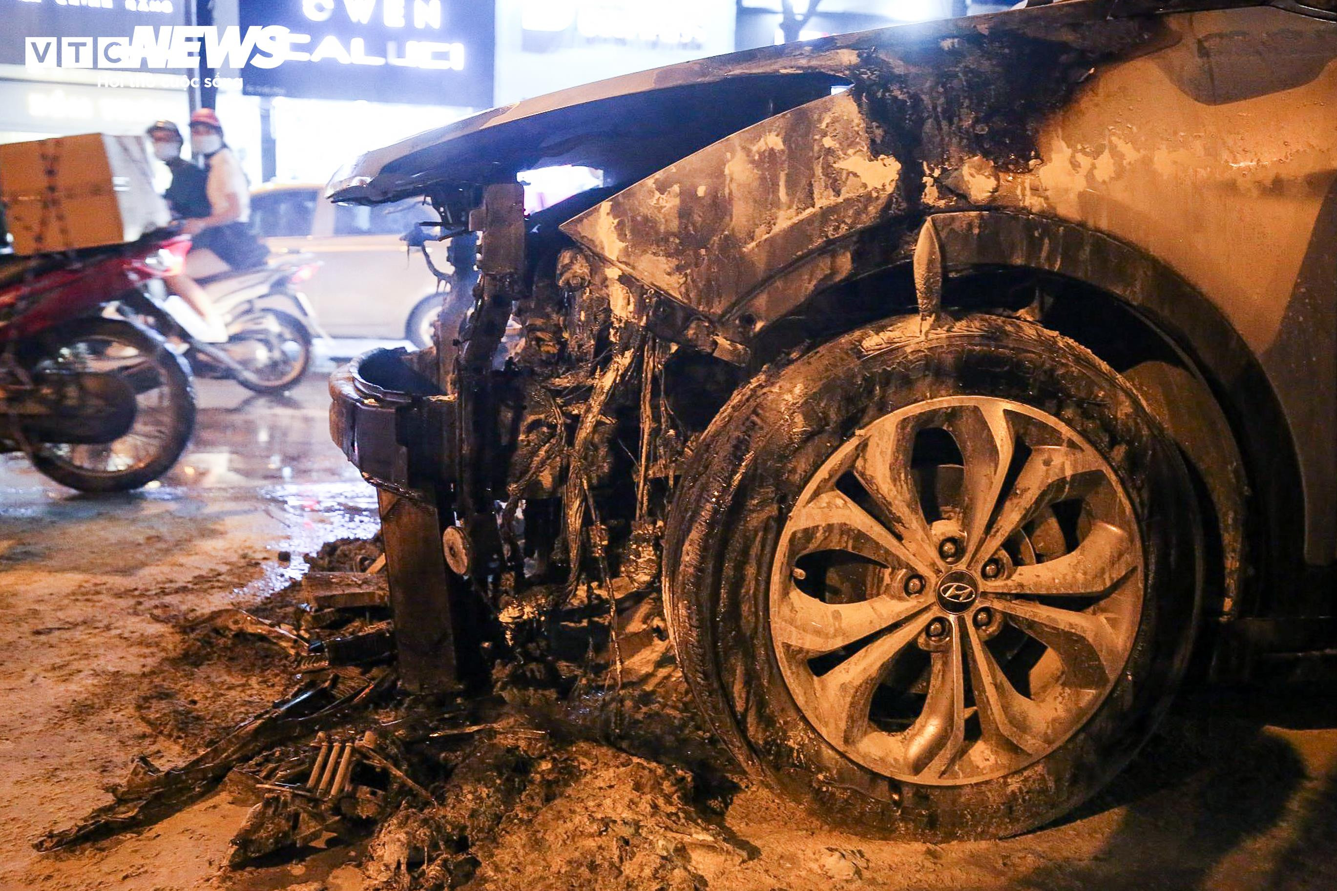 Hà Nội: Ô tô đang chạy trên đường bỗng bốc cháy dữ dội - 7