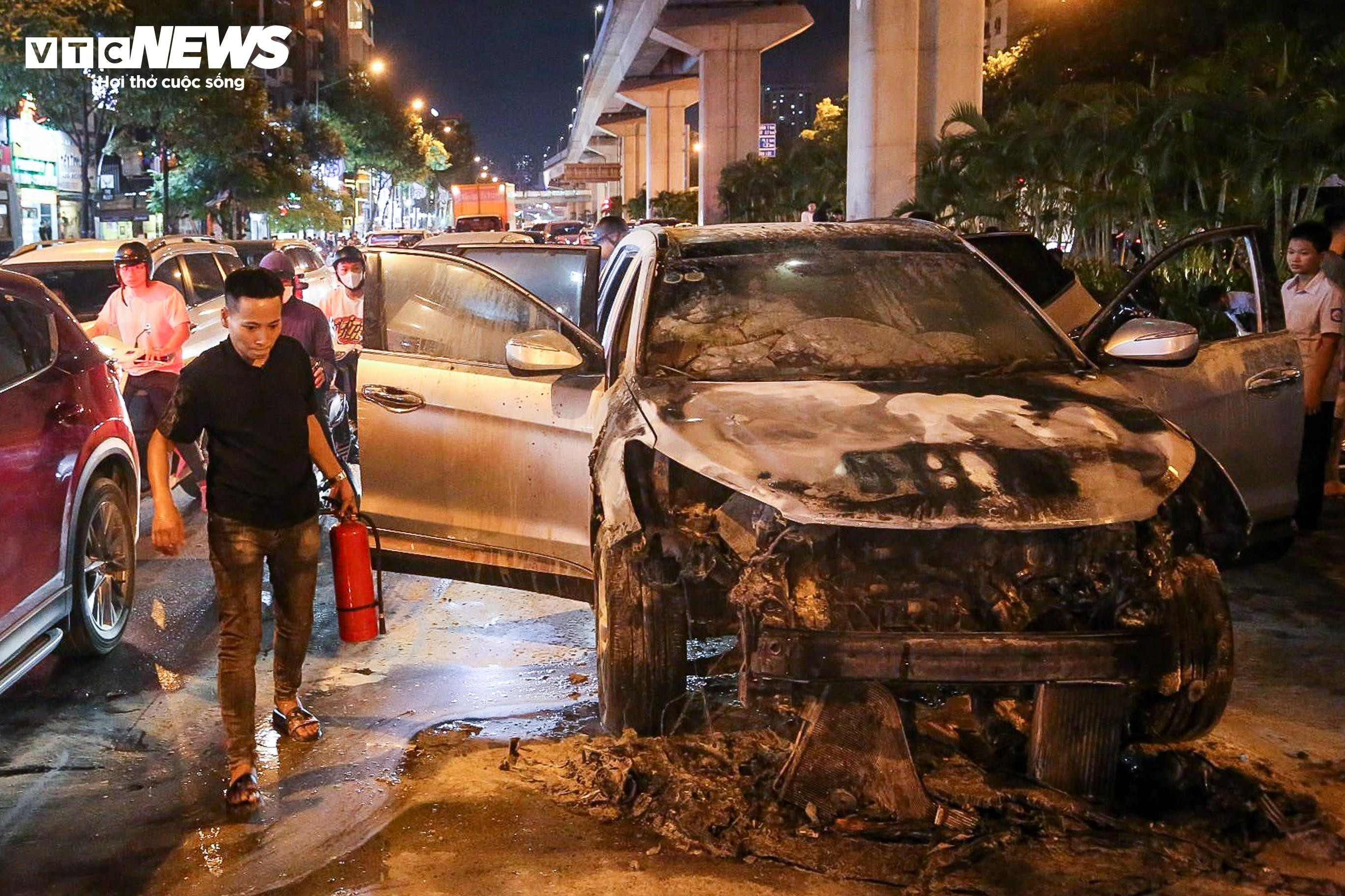 Hà Nội: Ô tô đang chạy trên đường bỗng bốc cháy dữ dội - 3