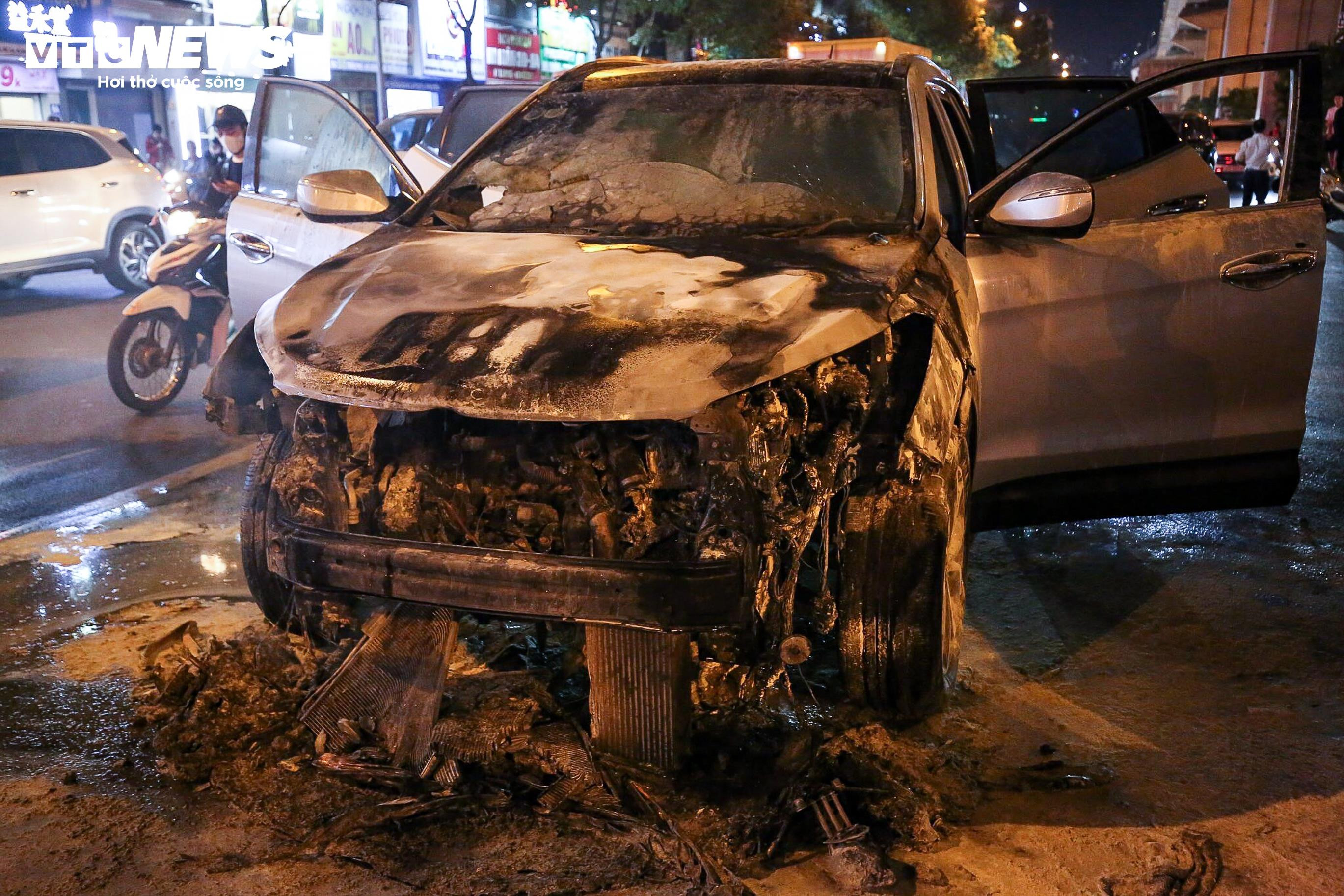 Hà Nội: Ô tô đang chạy trên đường bỗng bốc cháy dữ dội - 4