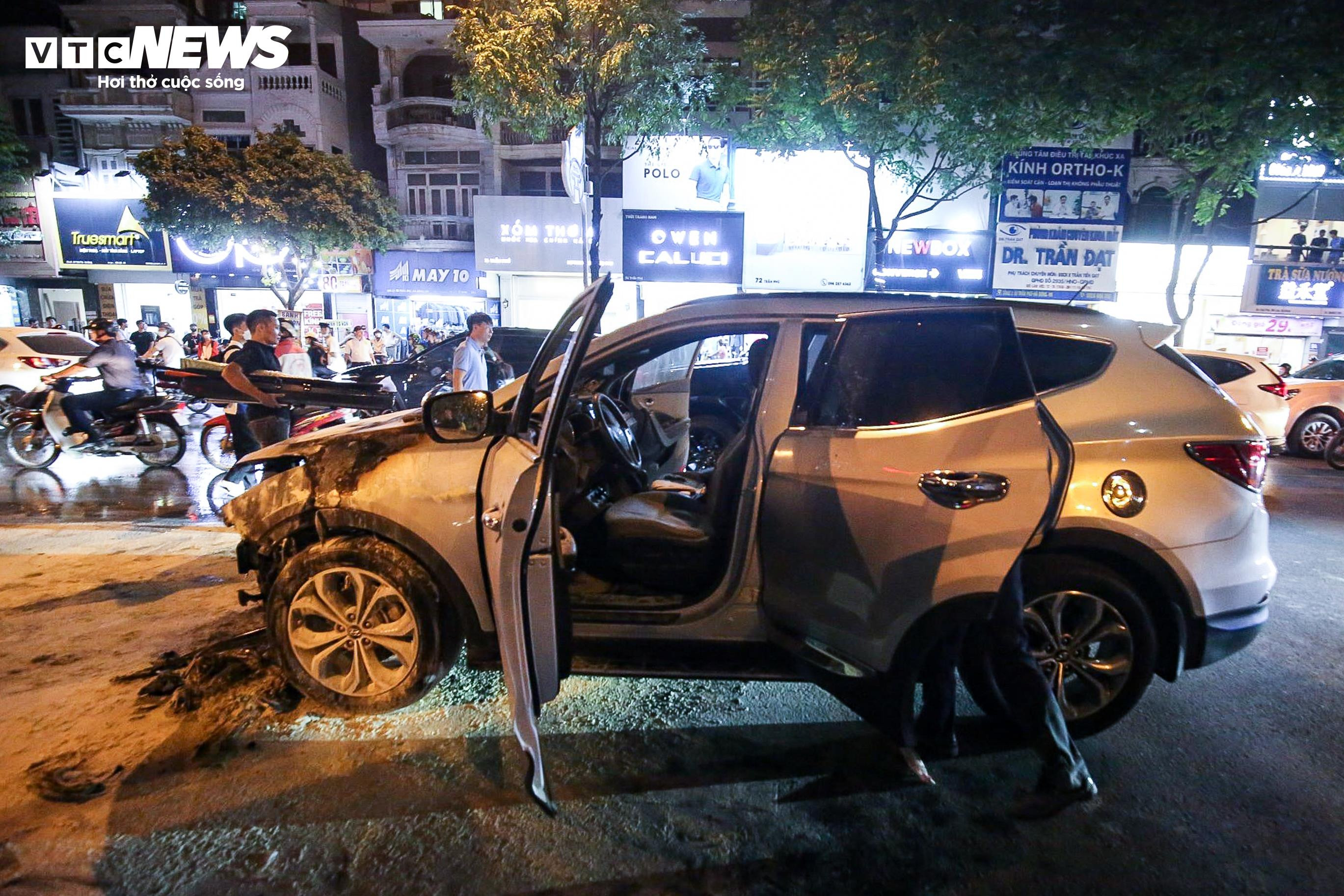 Hà Nội: Ô tô đang chạy trên đường bỗng bốc cháy dữ dội - 5