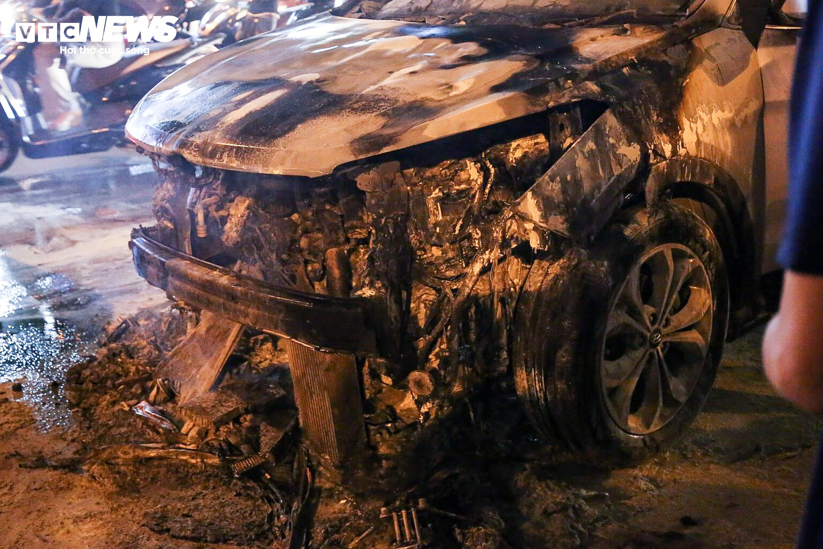 Hà Nội: Ô tô đang chạy trên đường bỗng bốc cháy dữ dội - 6