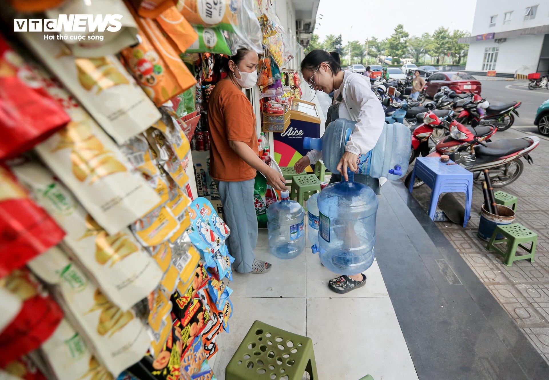 KĐT Thanh Hà khát nước sạch: Hàng quán tạm nghỉ bán, mua nước đóng bình cầm cự - 14