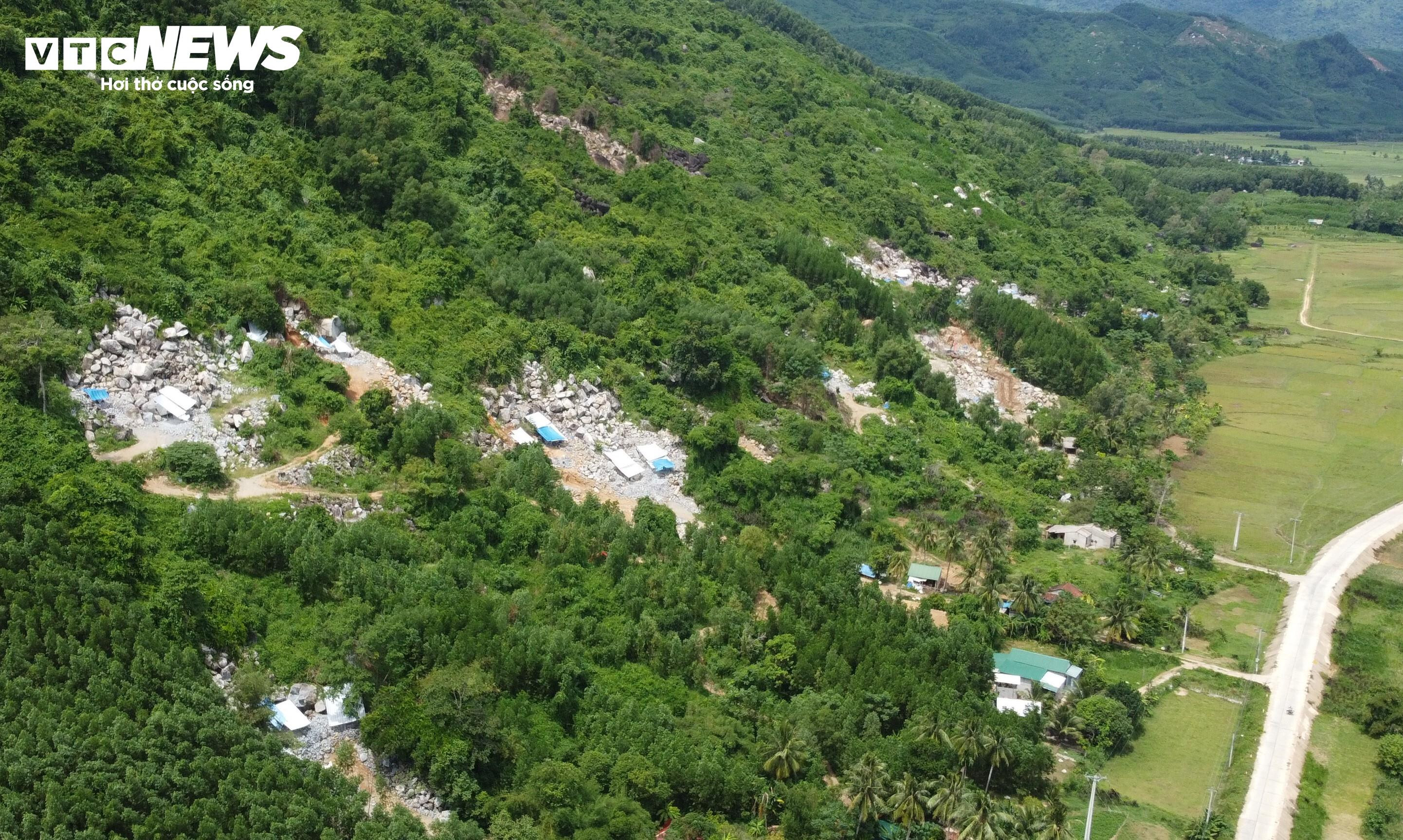 Bình Định: Dân bất an khi nhà nằm cạnh sườn núi có nguy cơ sạt lở - 14